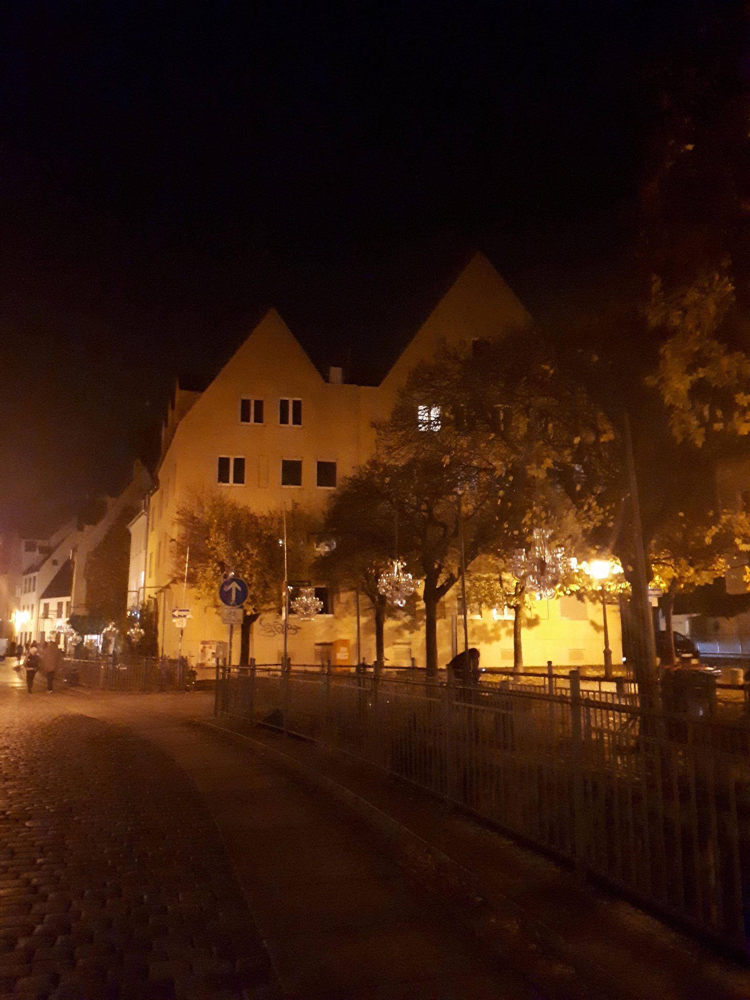 Erleuchteter Platz in der Altstadt Augsburgs