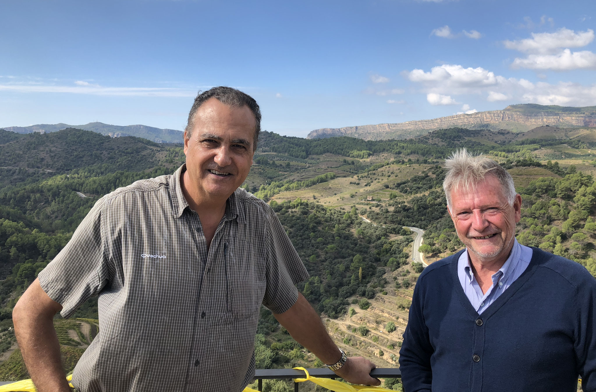 Met Javier Lopez Botella, landbouwkundig ig, Cellars Melis, Priorat Spanje. Hun benadering omhelst: bodemgezondheid, agroforestry, waterbeheer, dierenintegratie, natuurlijke bemesting, herstel inheemse flora en minimale interventie.