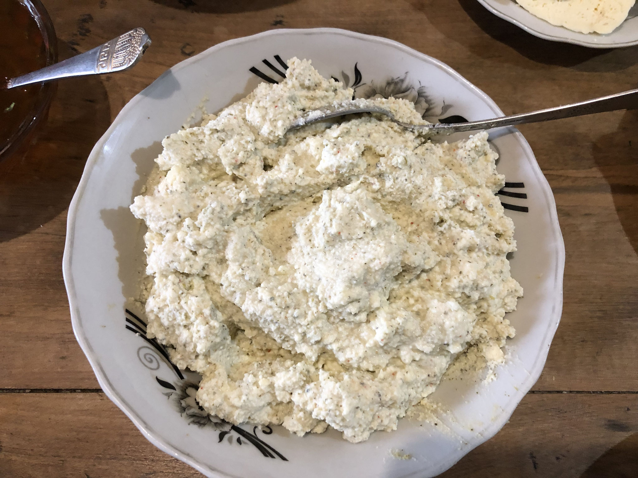 Khacho Shereuli Kvelschi (kwark en kaas met munt)