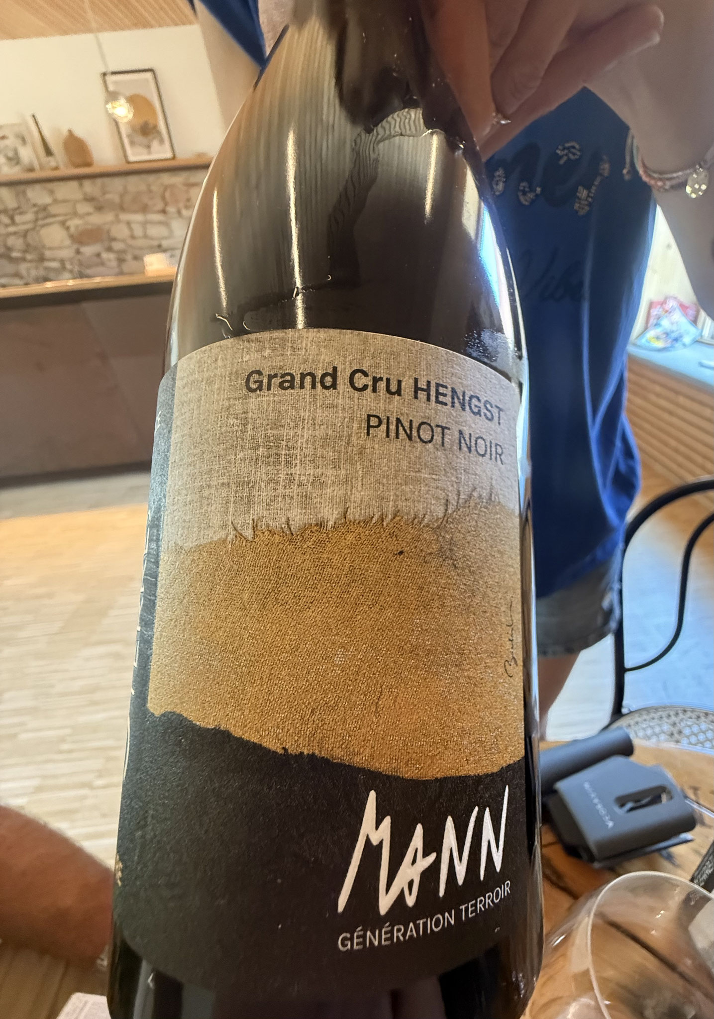 Gr Cru Hengst Pinot Noir 2023, Niedersoedlen(marno-calcaire), Jeune Vignes 2019, slechts 4 gr cru pi noir, finesse, stal, rood fruit, zet zacht @, enorme finesse, zachte tonen, AA (88€) nog gesloten complex