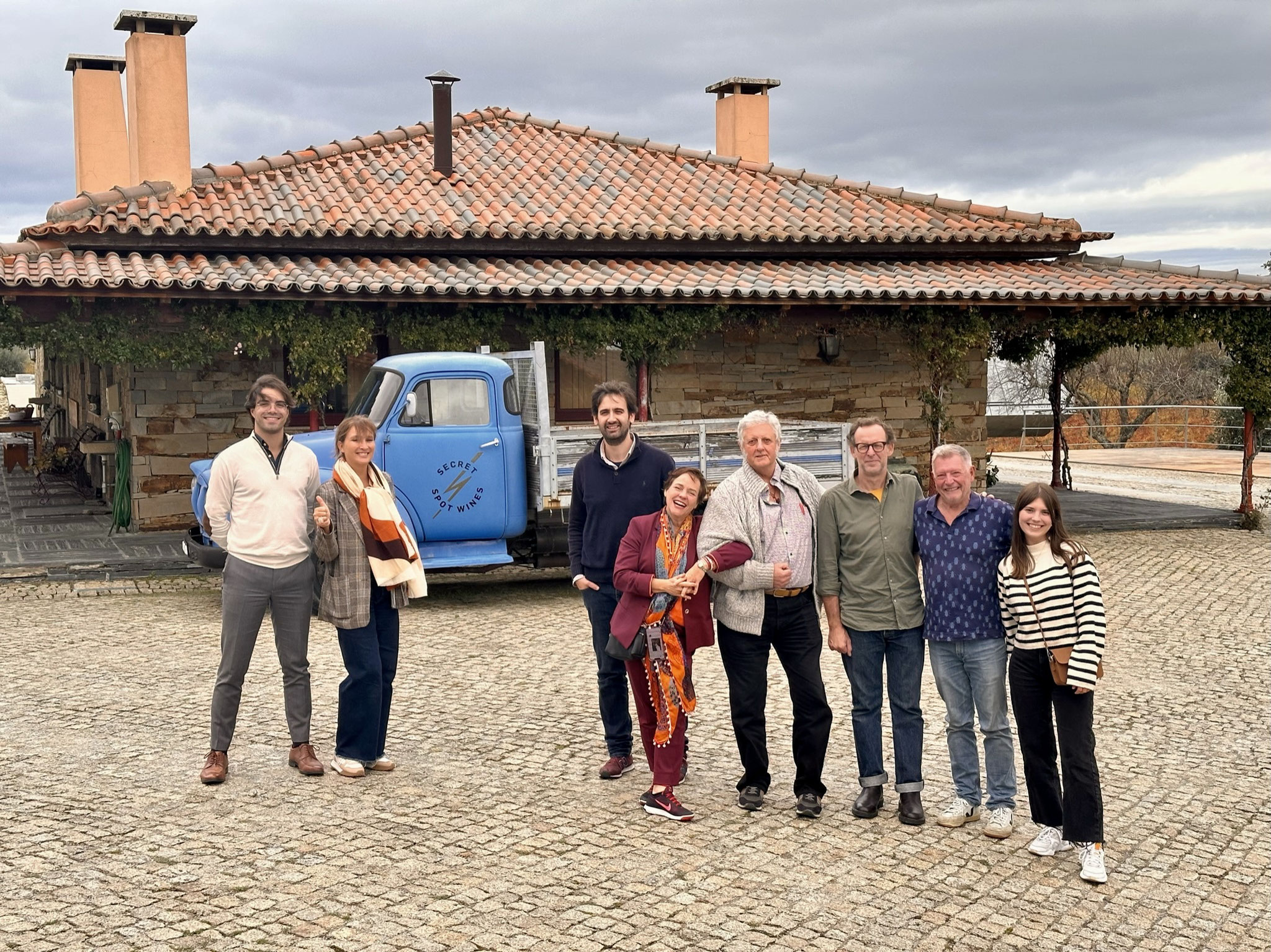 Gonçales Lopez van Secret Spot Wines Douro Portugal:bomen, volop kruiden en bloemen tussen de wijnranken, zonnepanelen, respect voor unieke micro-organismen van elke individuele wijngaard etc...