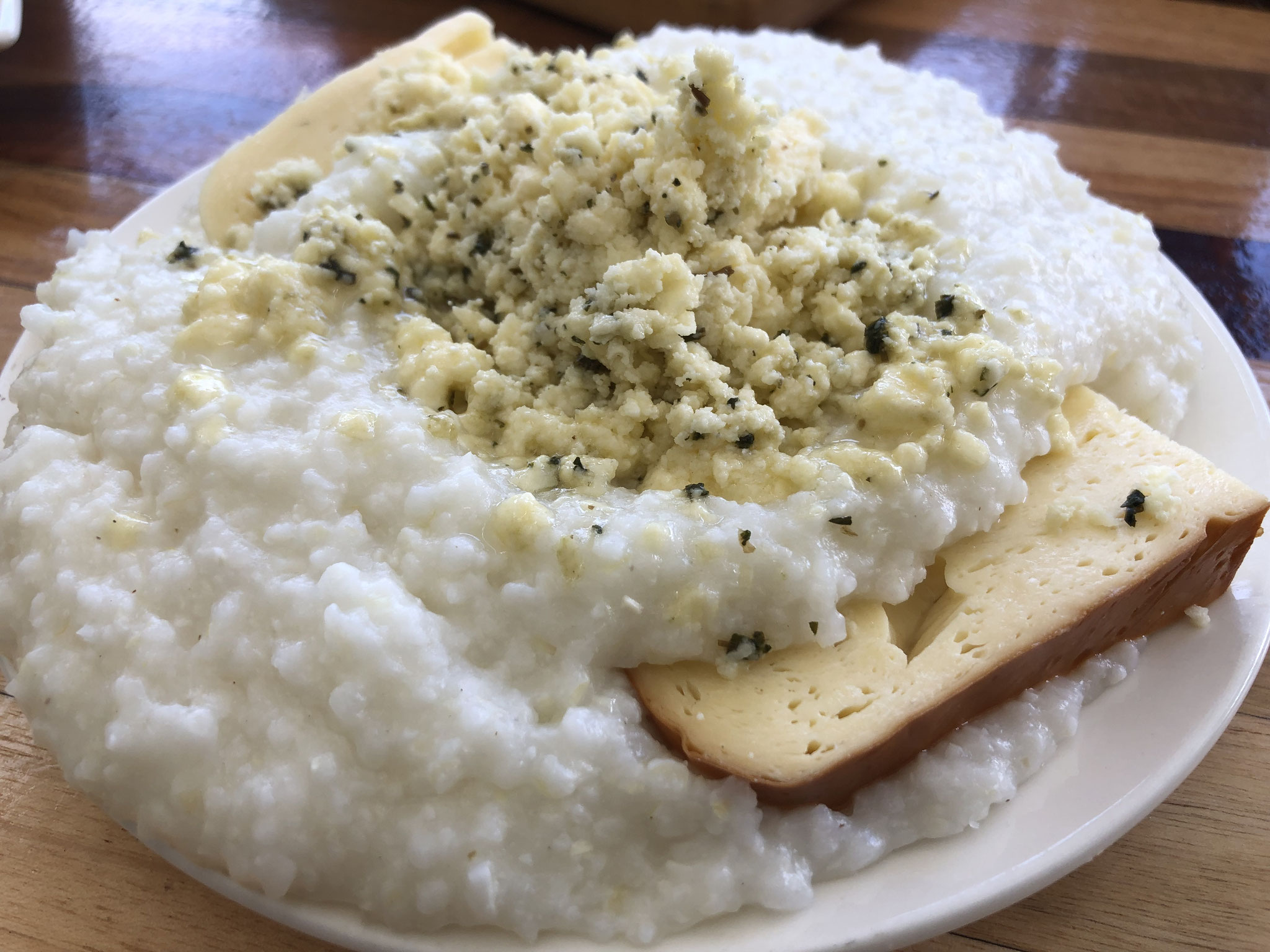 Ghomi (fijngemalen maïsmeel pap kaas)