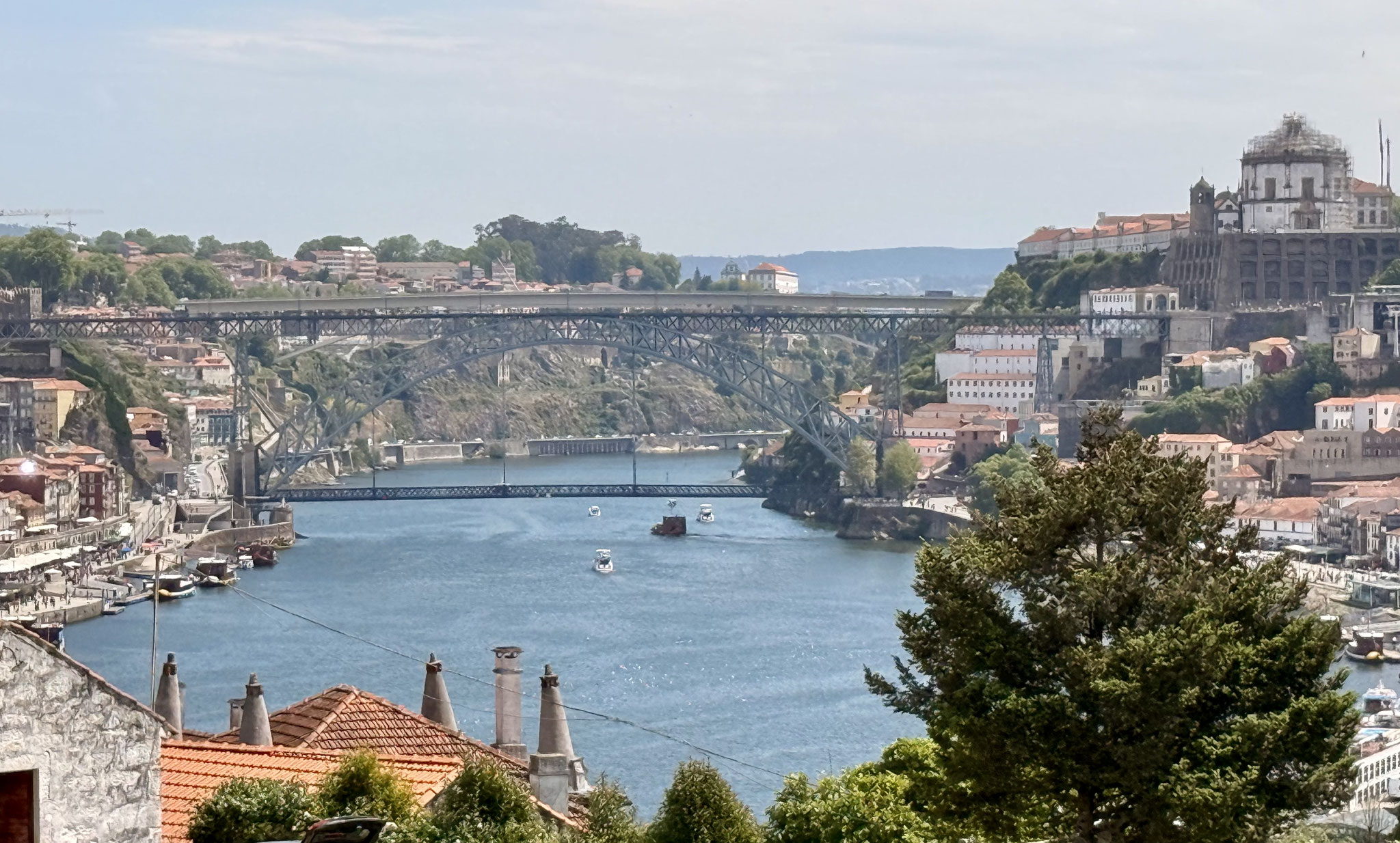 Met zicht op de Douro en de twee oevers: Links Porto, Rechts Vila Nova de Gaia.