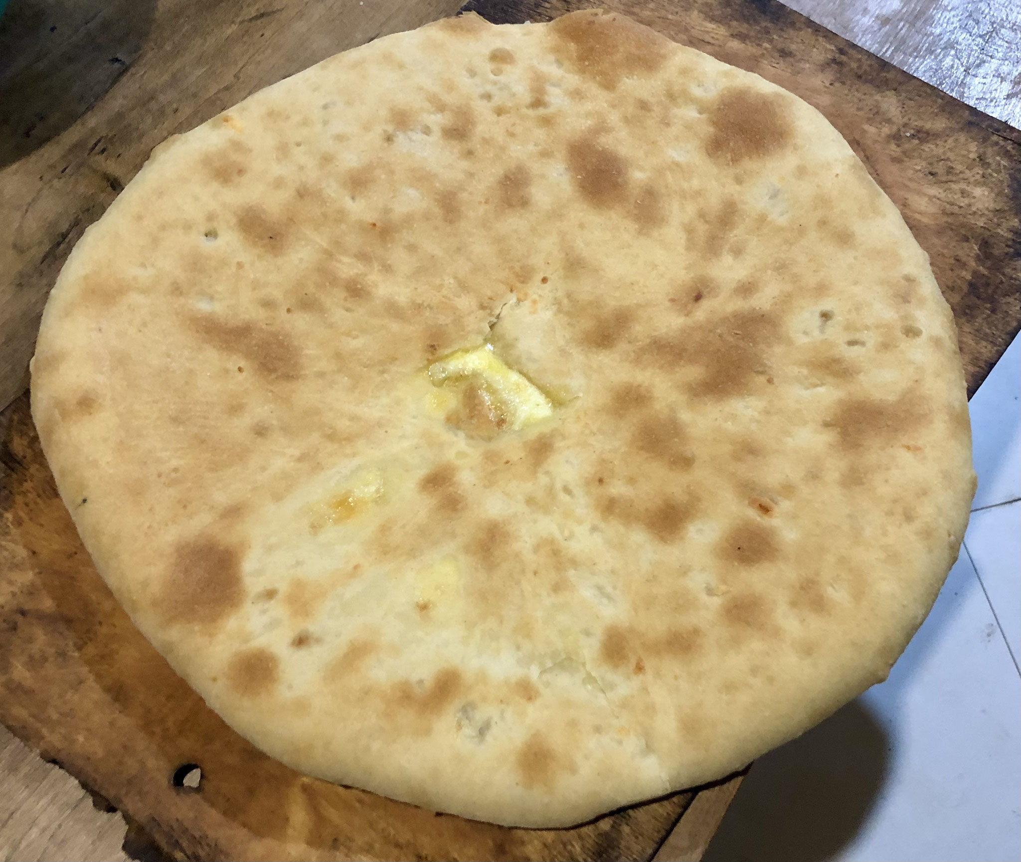 Khachapuri  wordt gevuld worden met kaas.