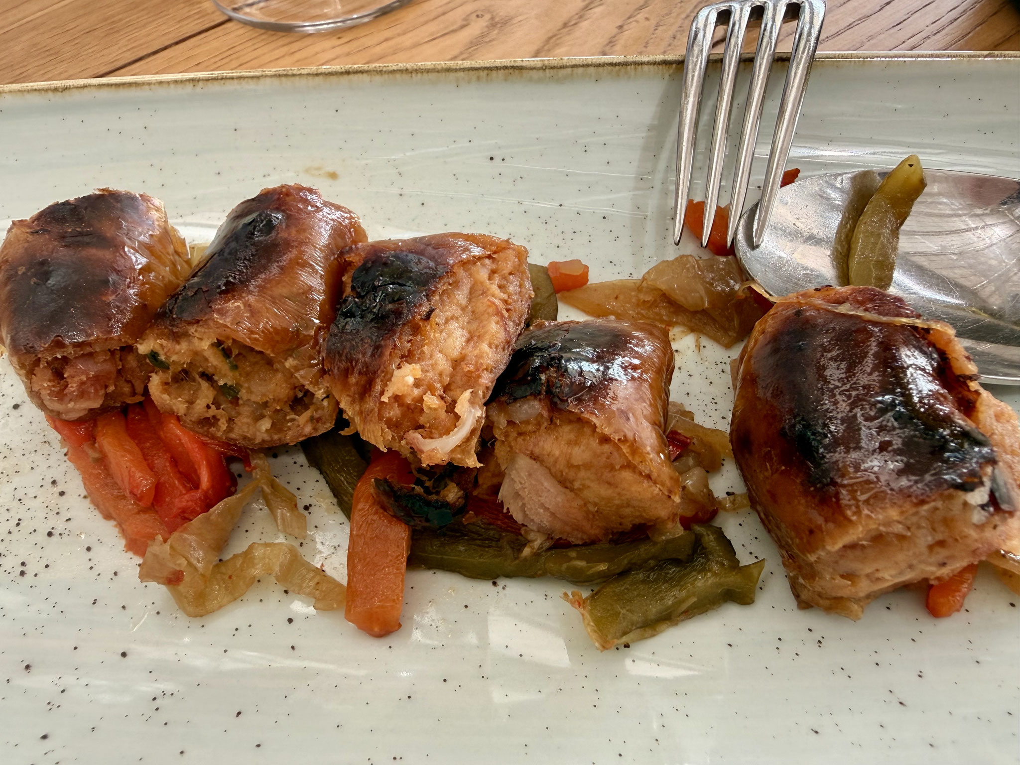 Family Symington style sharing lunch. oa. traditionele worst 1e WO.