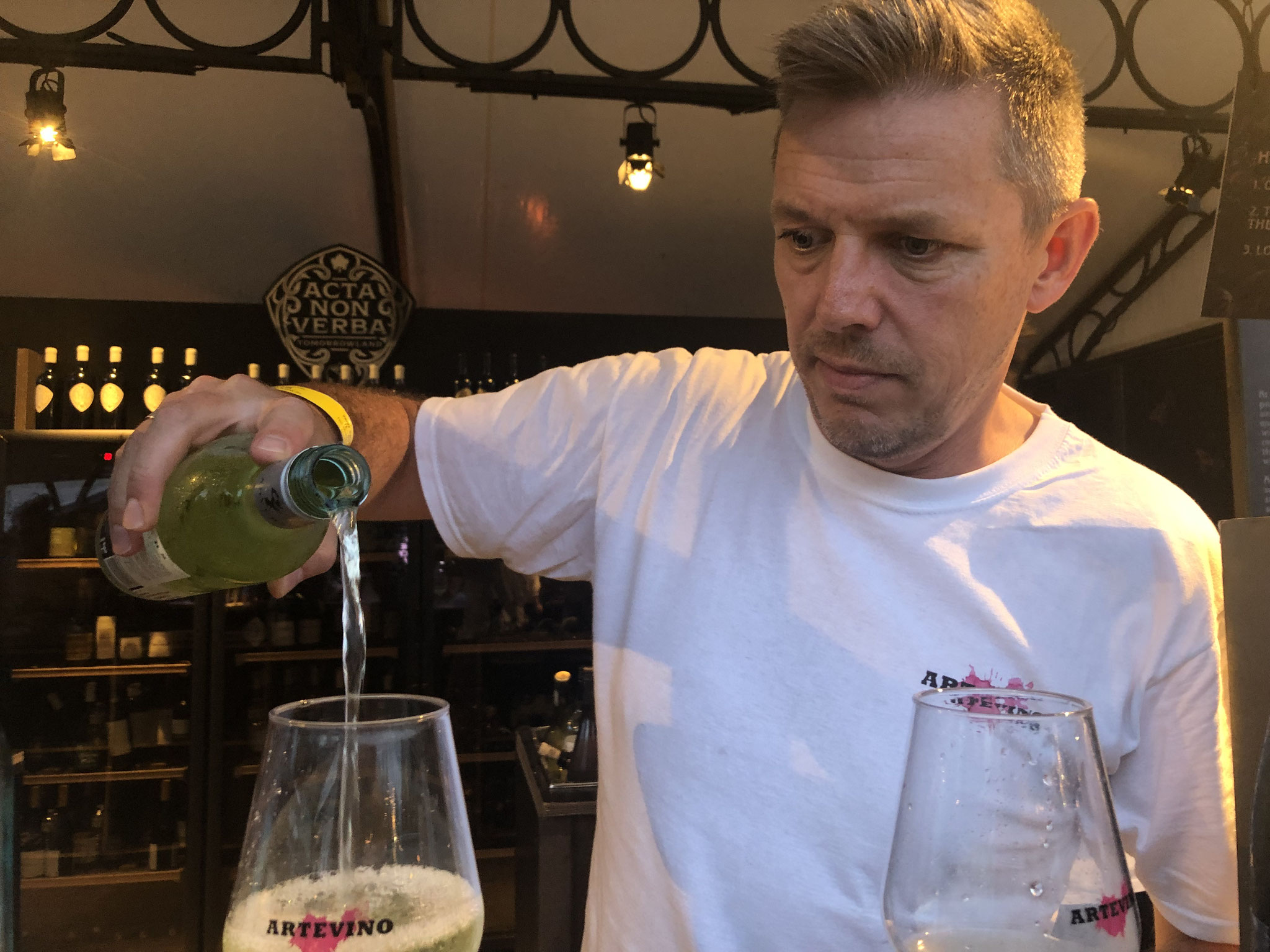 één van de sommeliers schenkt de gekozen wijn