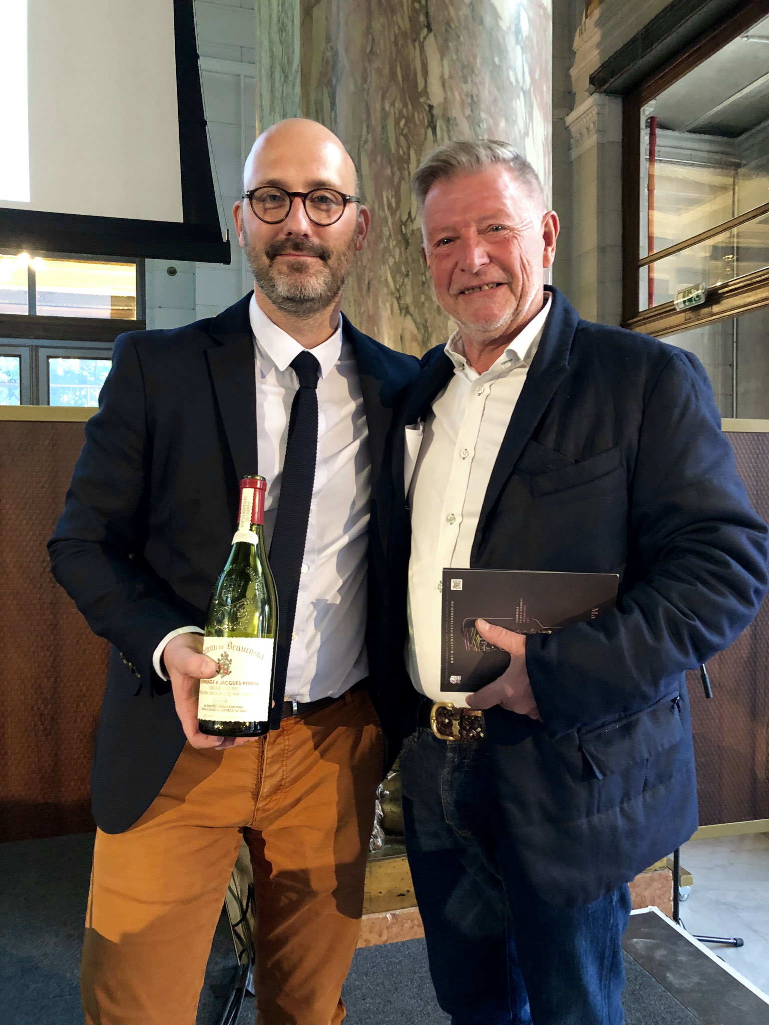 Met Matthieu Perrin van oa Beaucastel uit de Rhône, al van 1953 met biologische wijnbouw bezig, hun wijngaarden staan tussen eeuwenoude olijf- & truffelbomen.