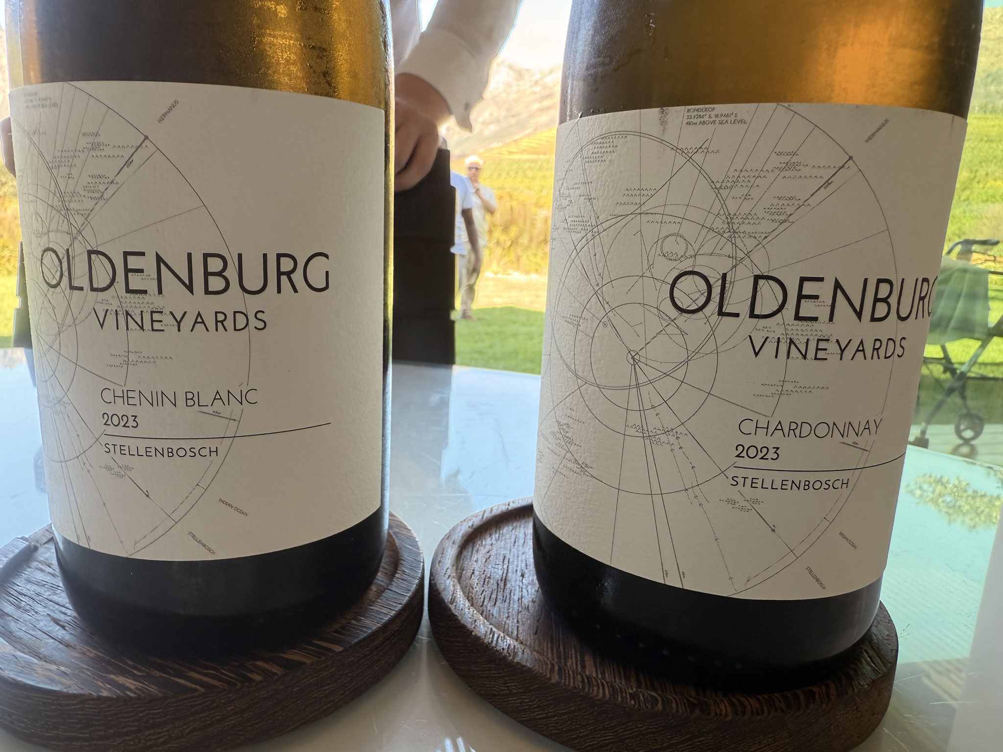 Chenin: veel geel fruit, zet vlot@, goed// Chardonnay: witte bloesem, steenfruit, discreet hout, mooi in balans, fris en fruitig.