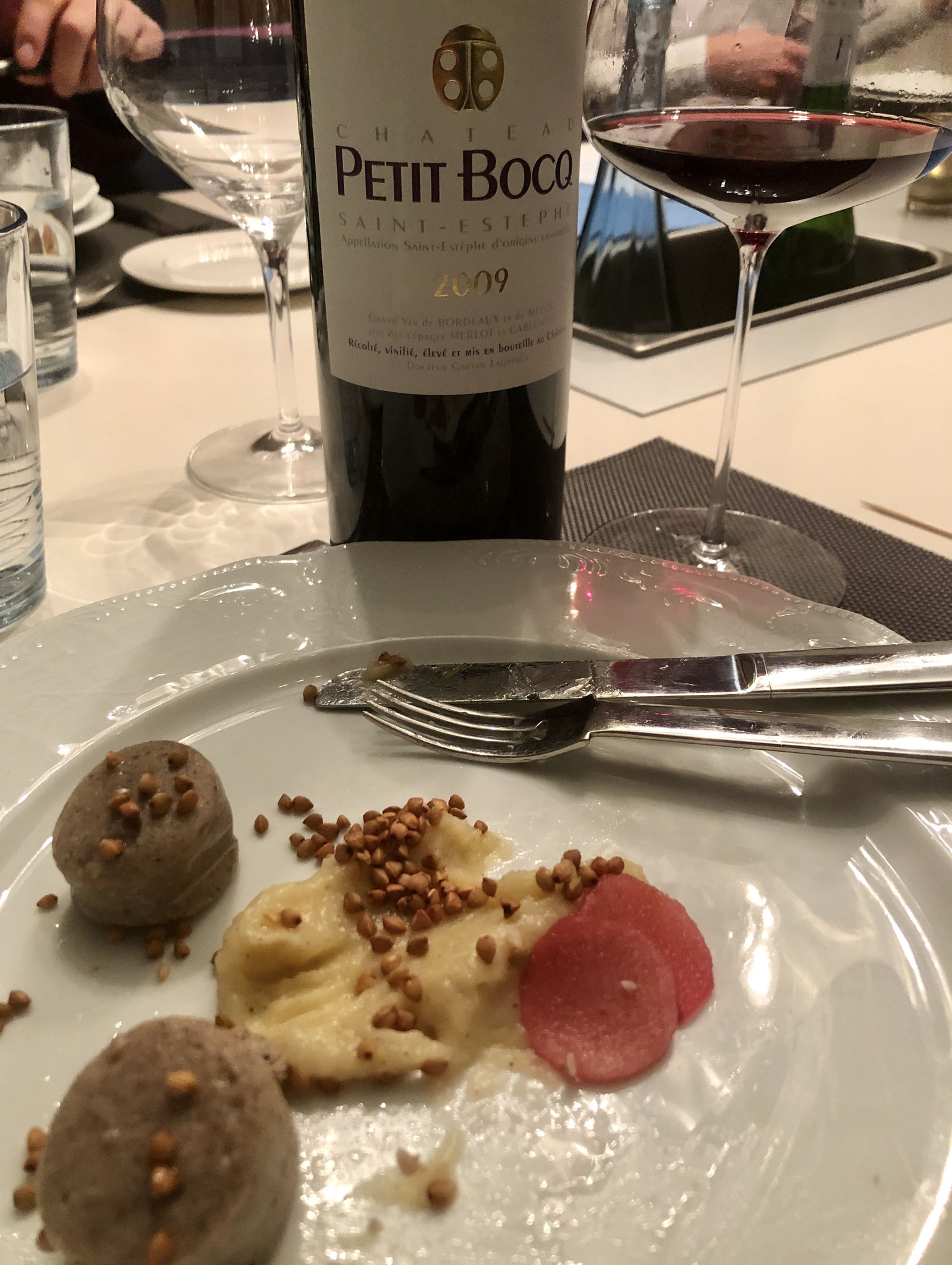 Een belegen Bordeaux in als zijn smaakcomplexiteit matcht perfect bij de getruffeerde boudin.