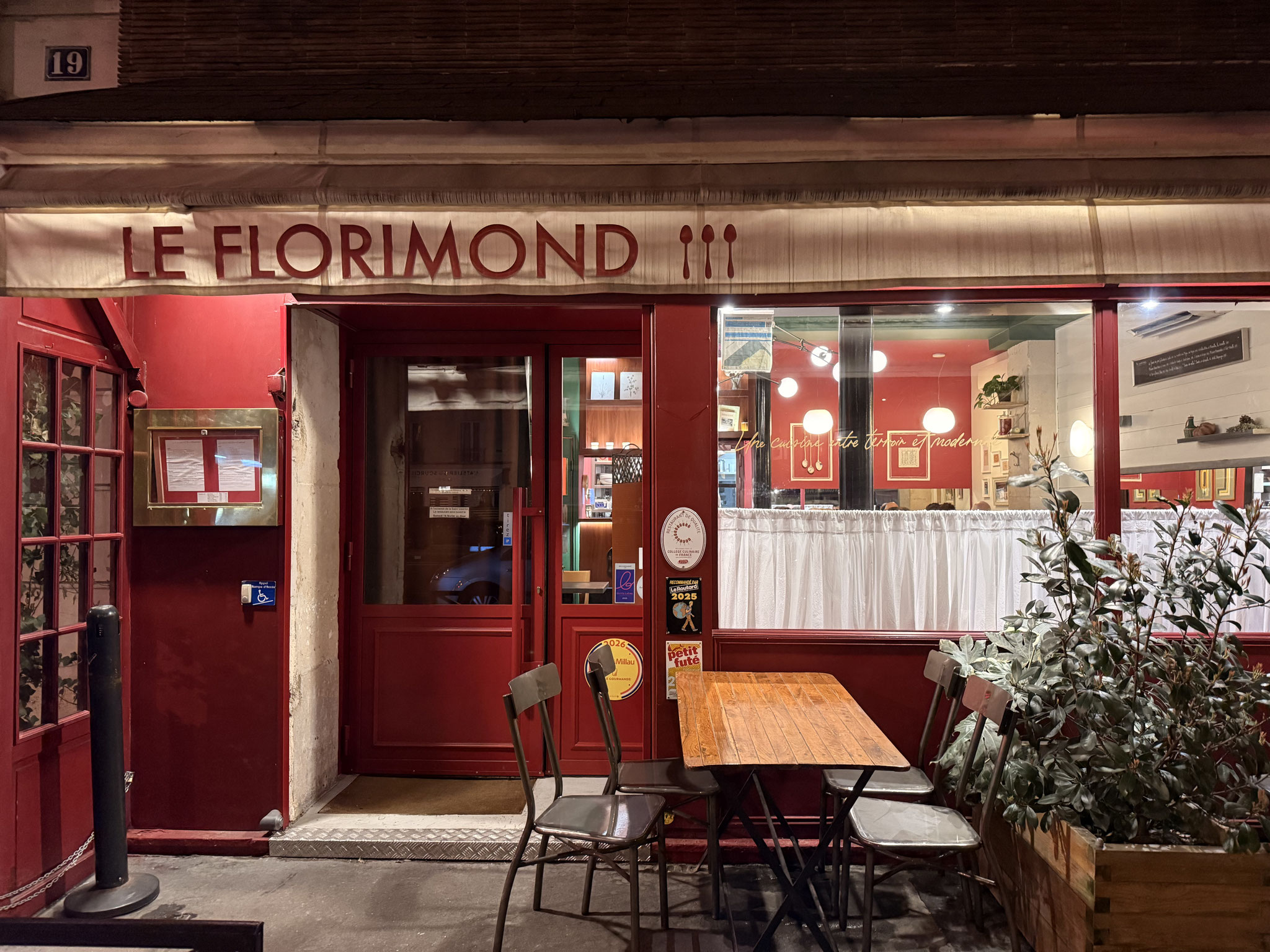 Le Florimond is een traditionele klassieke intieme Franse bistro. Zaalmanager Laurent Guillaumin is hartelijk en kent zo te zien bijna al zijn gasten bij naam en vooral: hij weet wiens jas hij moet nemen bij hun vertrek. Niet veel toeristen gezien daar;-)