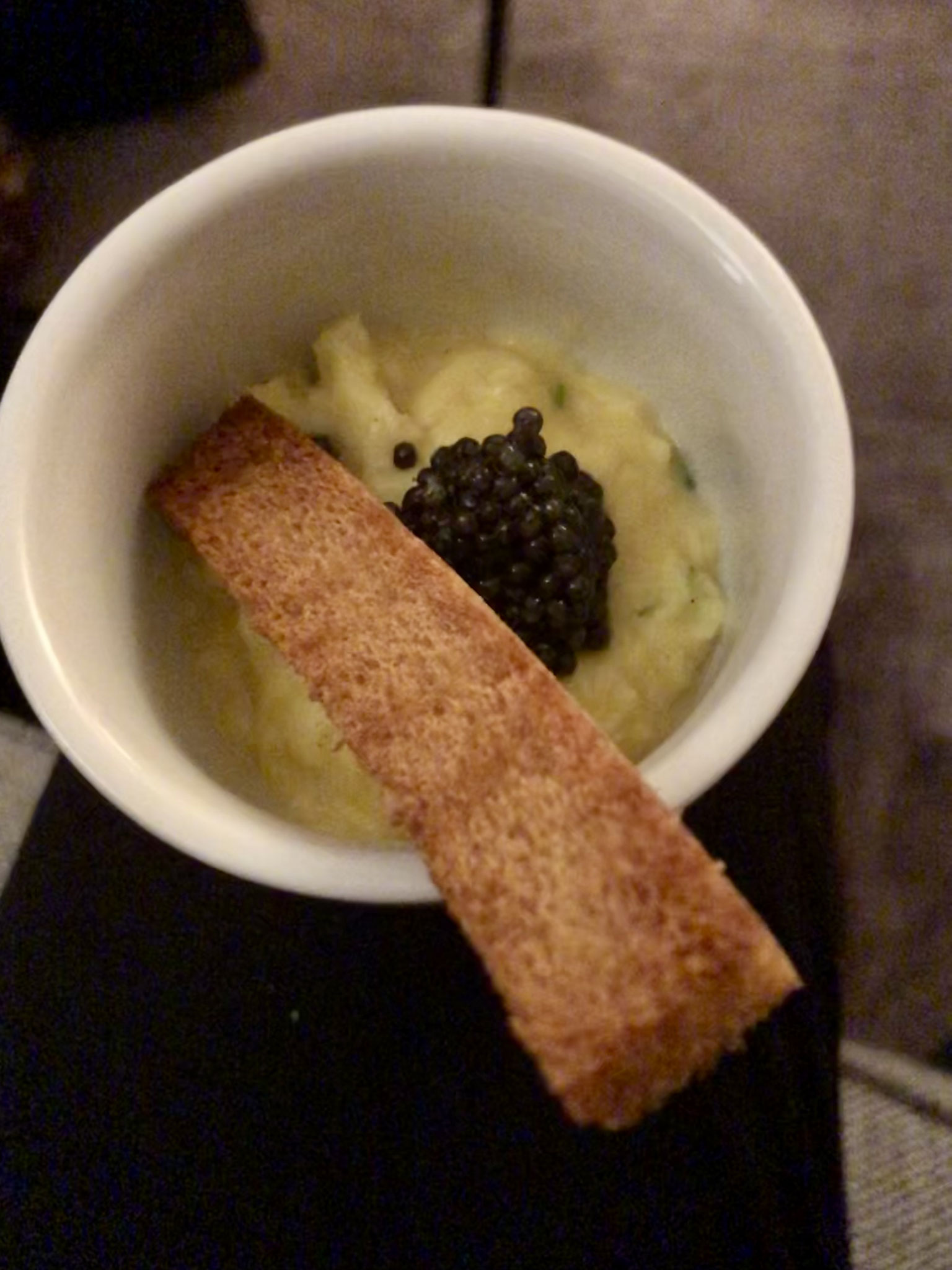 roerei toast met caviar