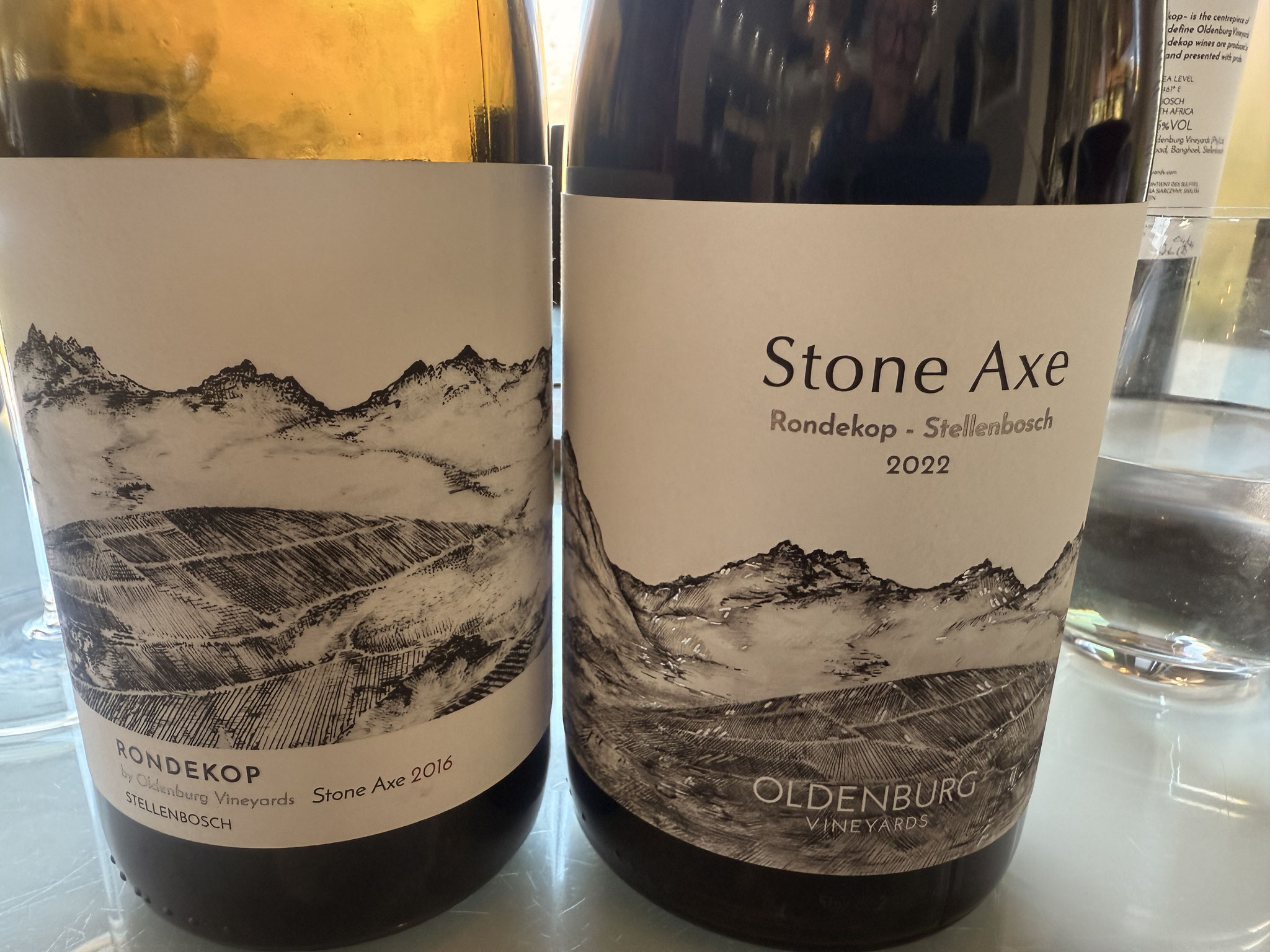 Vergelijking Stone AXE Syrah 2021 & 2016, hooggelegen wijngaard op Rondekop aangeplant 2005, 85%Syrah&15% Grenache noir