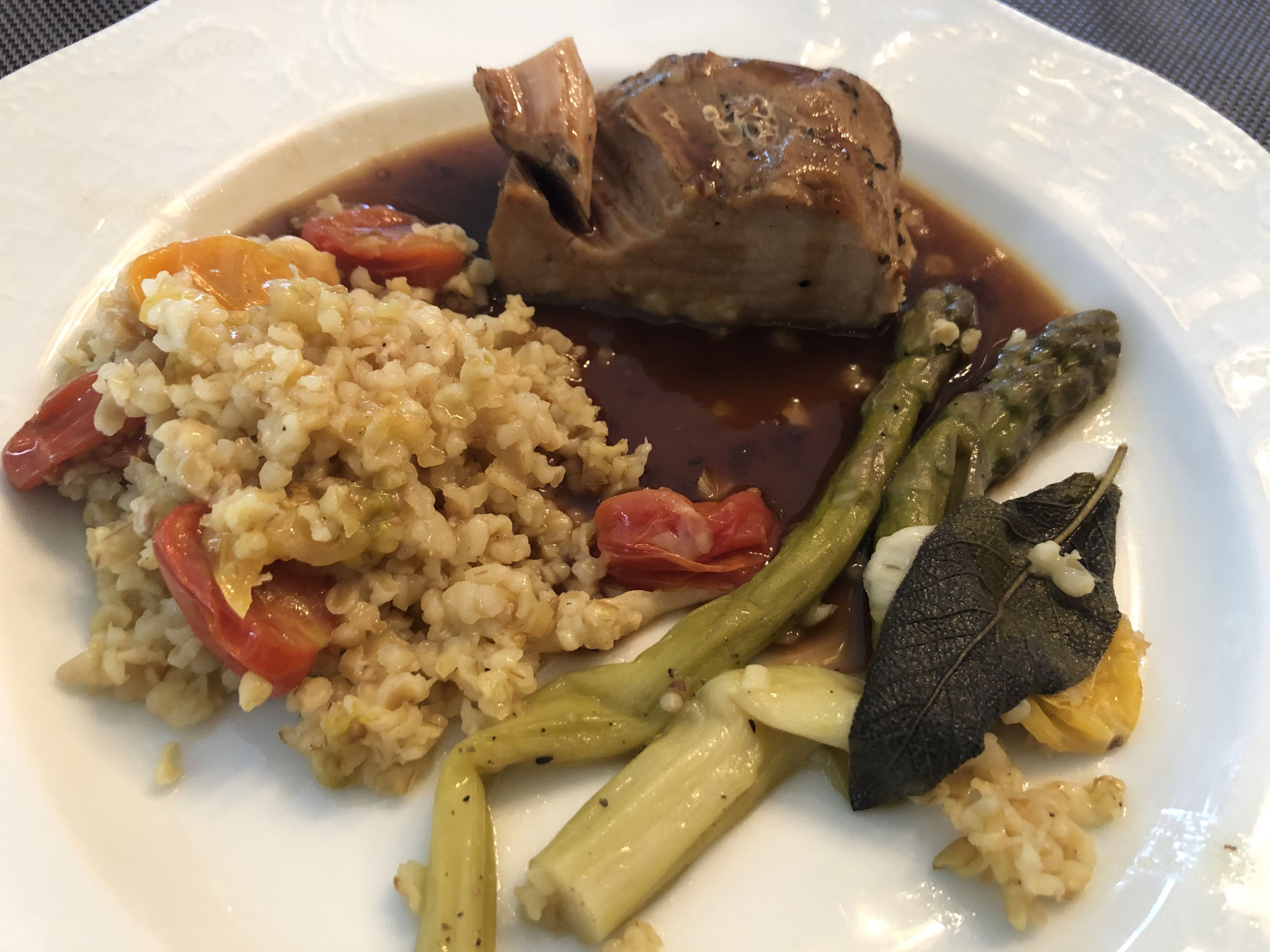 gebakken speenvarken met seizoensgroentjes (asperges...) afgewerkt met balsamico jus