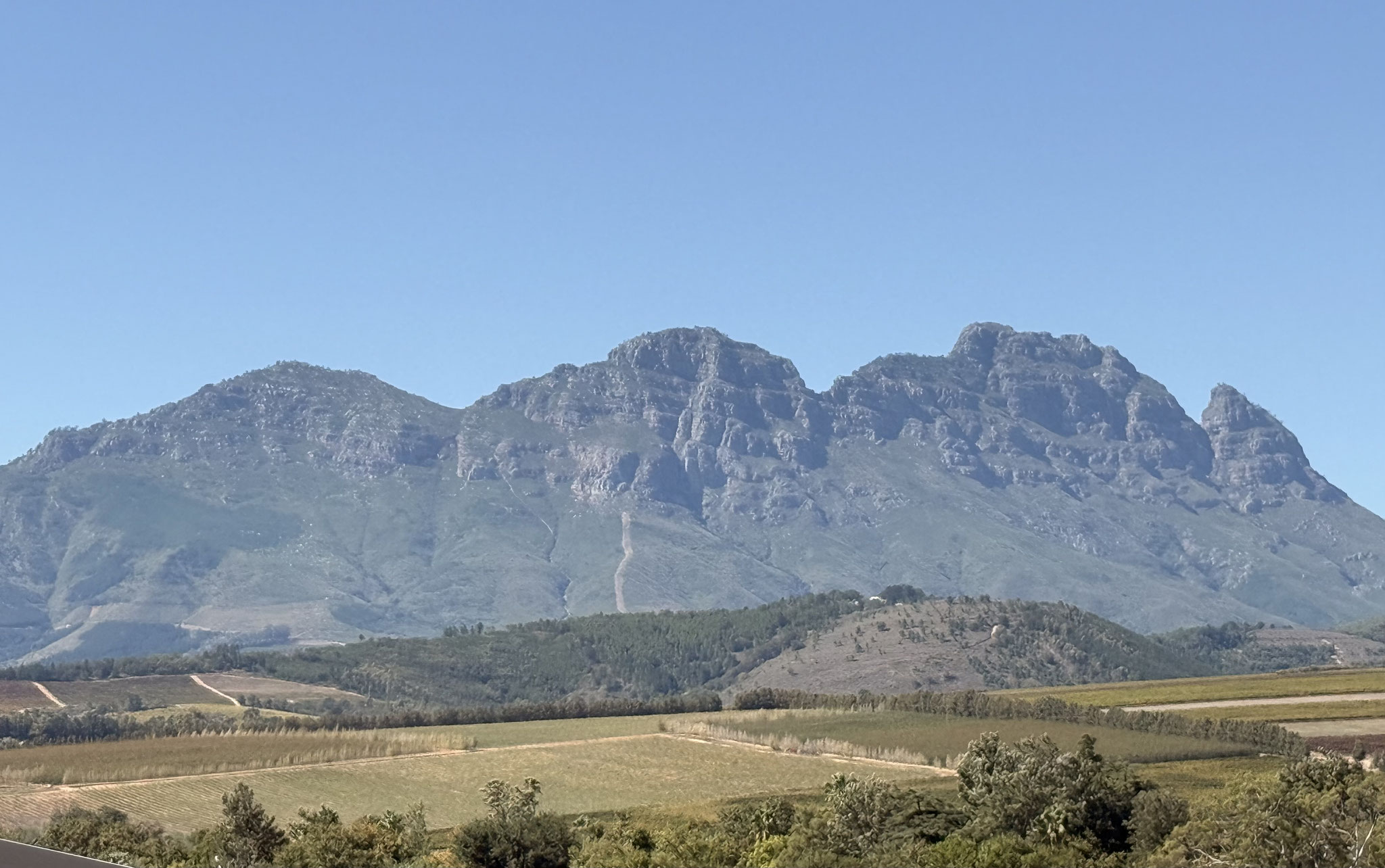 De Simonsberg, 1390m hoog, maakt deel uit van de Kaapse Vouwgordel. Beyerskloof, gelegen aan de zuidwestelijke helling, op een hoogte van 194m, geniet van het verkoelend effect.
