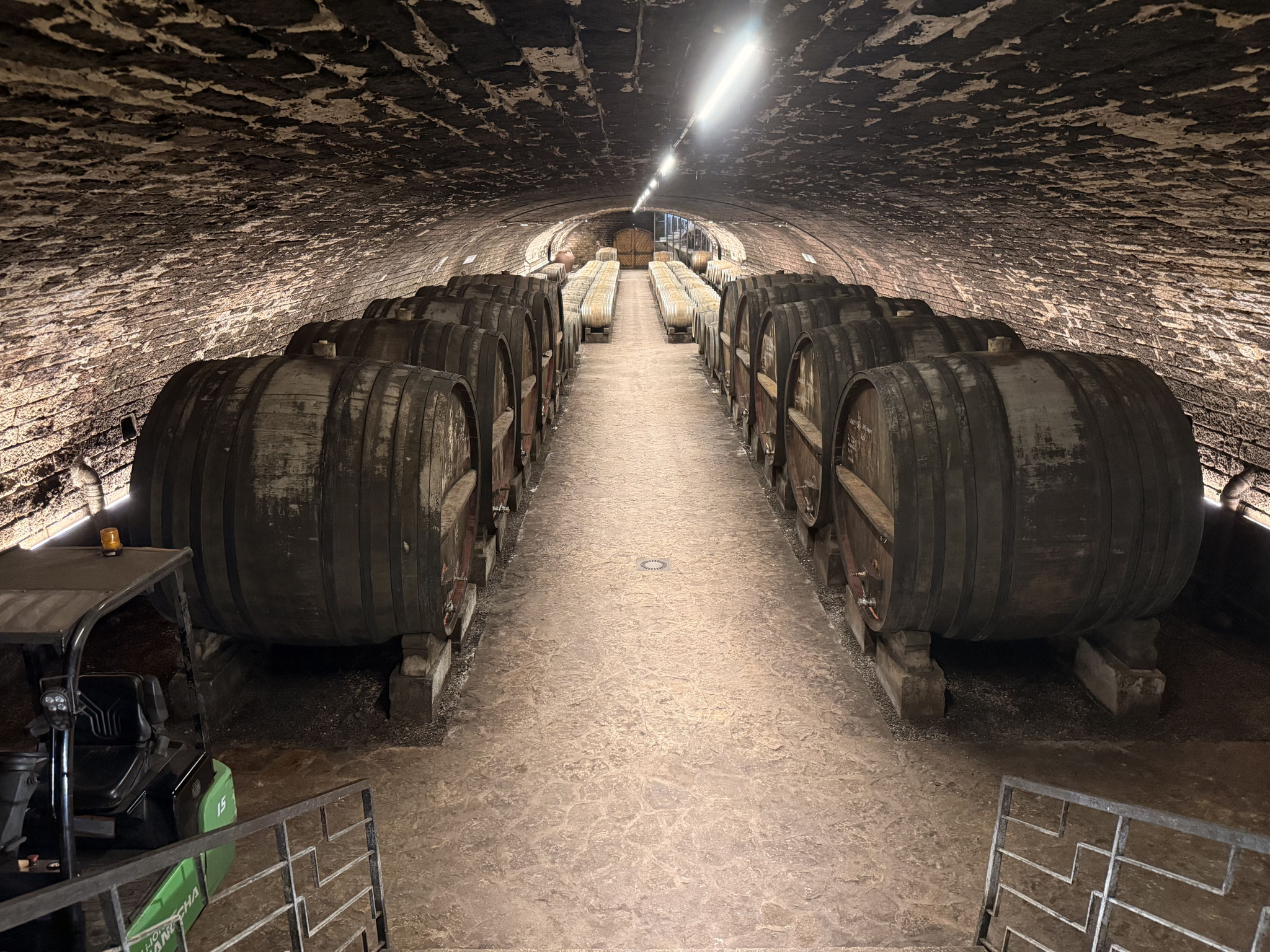 Ook de cave, die eeuwenoud oogt, is gebouwd in de jaren '50. De kleurverschillen op het plafond zijn te wijten aan een andere steensoort.