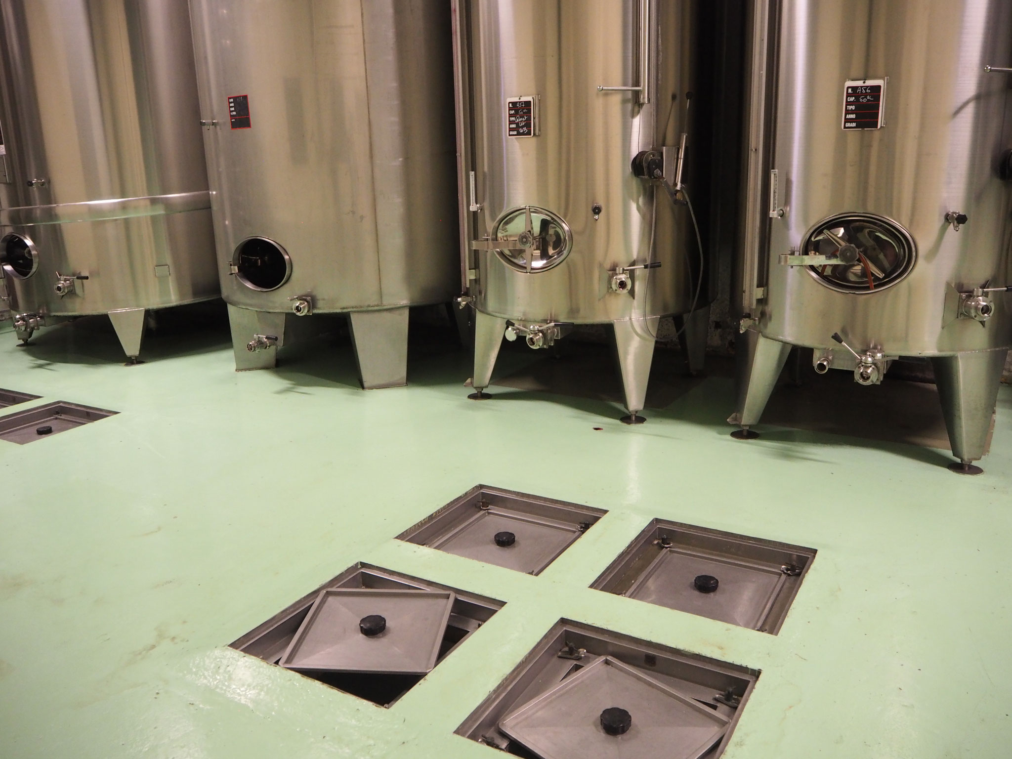 traditionele vergistingstanks ingewerkt in de grond, beton belegd met glas