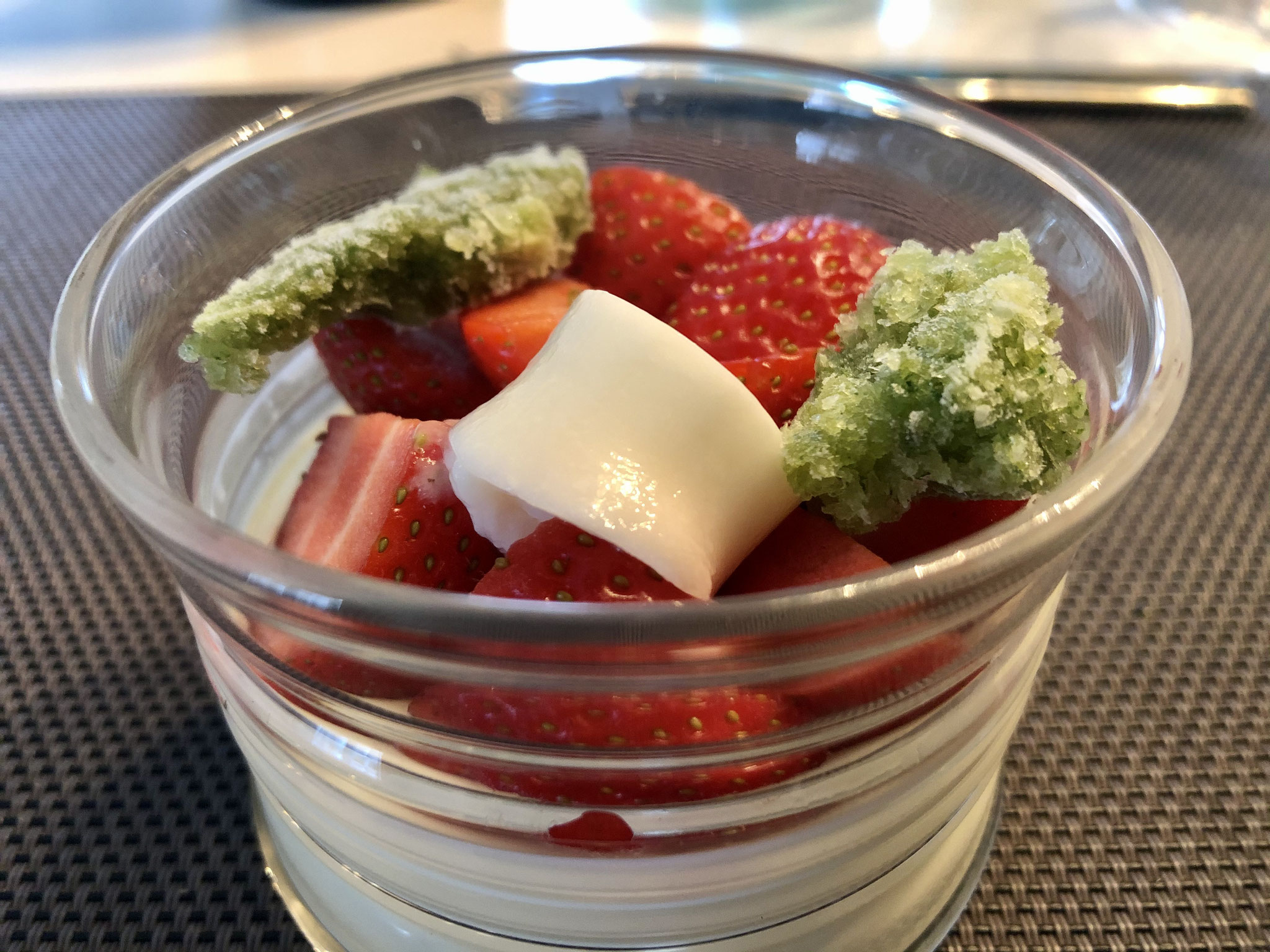panna cotta vanille met een granité van basilicum voor een mooie frisse toets