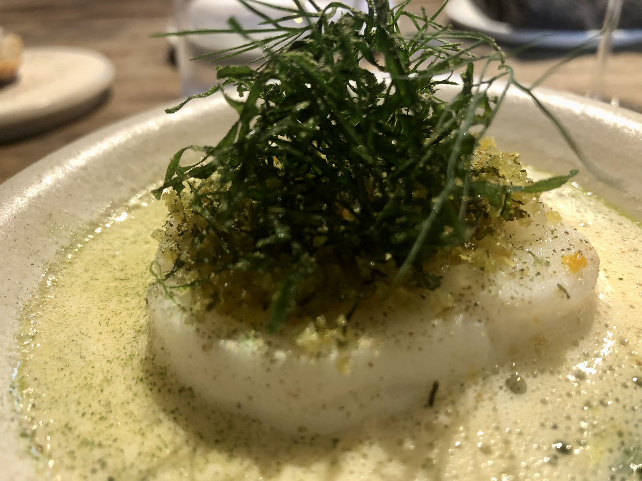 skrij met yuzu kocho, karnemelk en zeekraal  de sinaasappelachtige zuurtjes matchen uitzonderlijk met de assyrtiko
