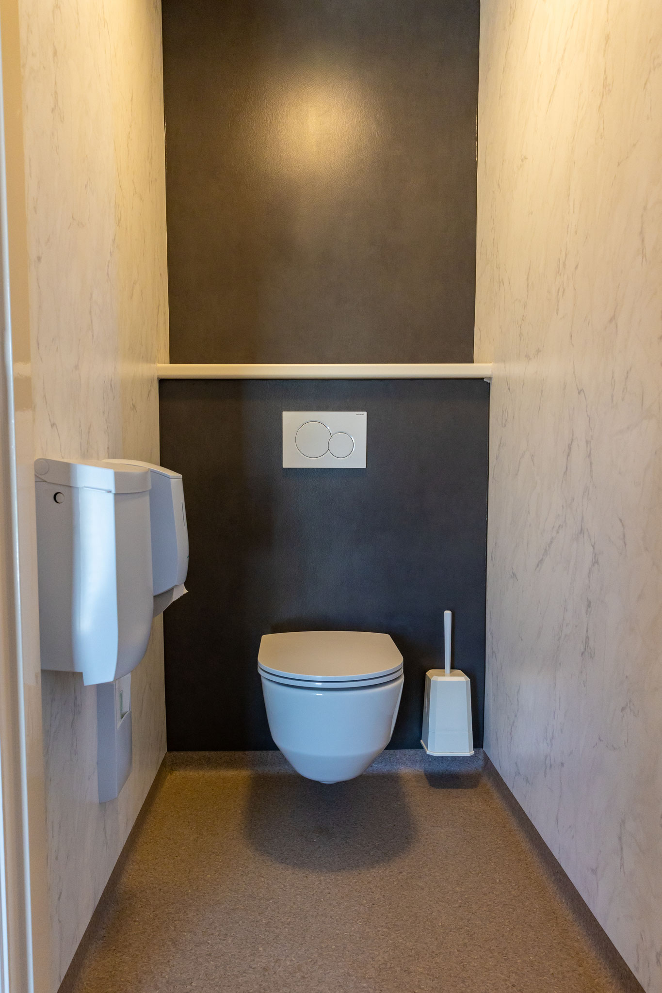 5 toiletten voorzien van papier en plafond!