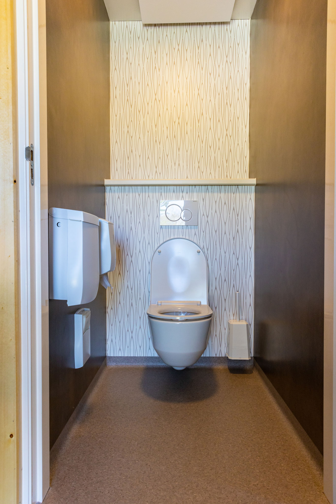 5 afgesloten toiletten in het sanitairgebouw