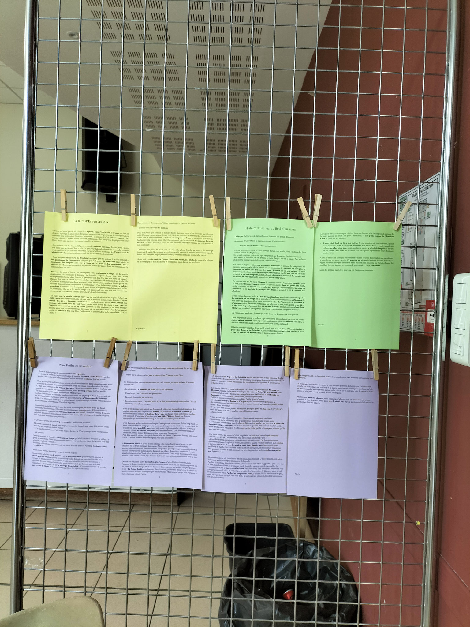 Des textes imaginés lors d'ateliers d'écriture avec les titres des romans des auteurs-es venant au salon ont été affichés