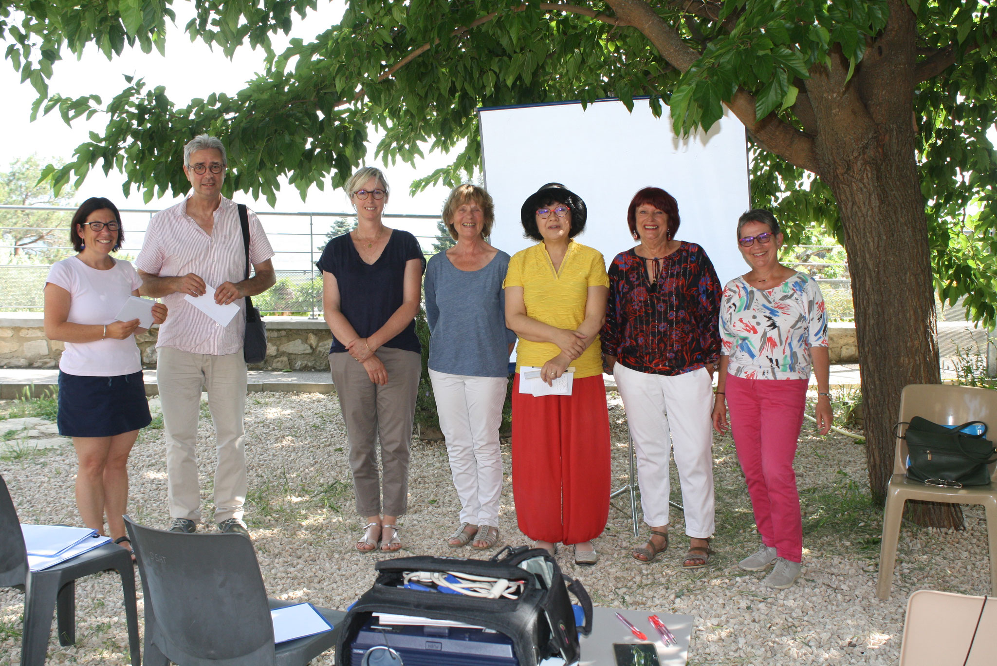 La gagnante entourée par Brigitte, Fanny, Nadège et Marie-Ange, à gauche Sandrine et Jacques