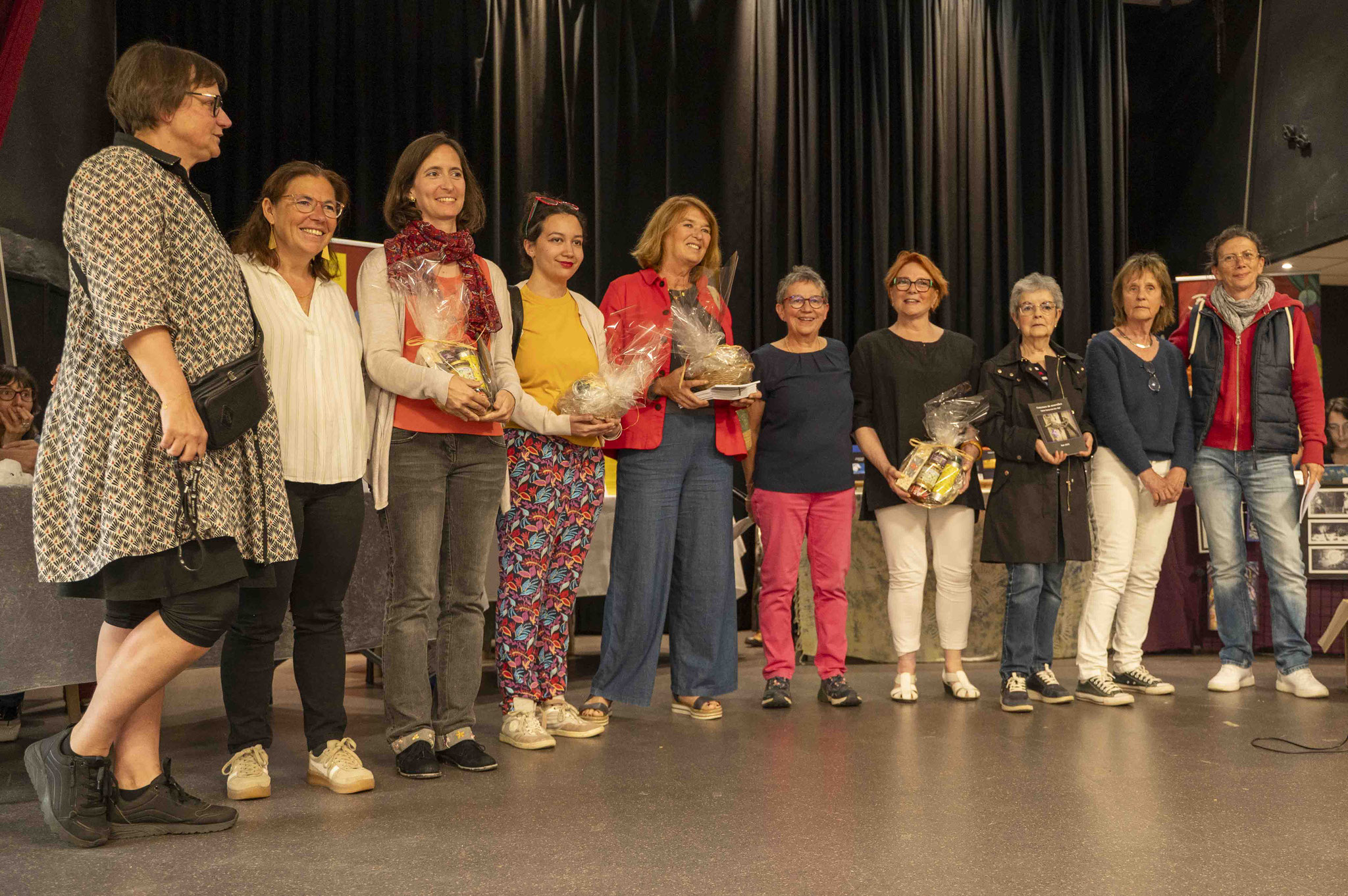 Quatre gagnantes du concours de nouvelles sont venues chercher leurs prix.