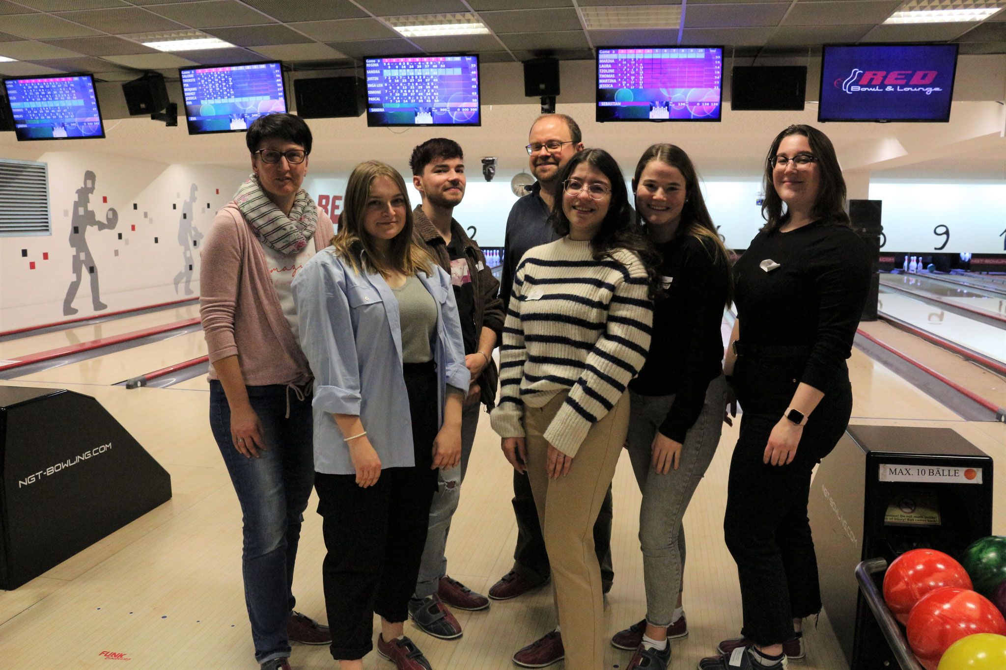 Martina Killguss-Keck (Ausbilderin, von links), Jessica Müller, Sebastian Werner, Tzoline Demircian, Thomas Rahmann, Laura Stern und Marina Schölzel