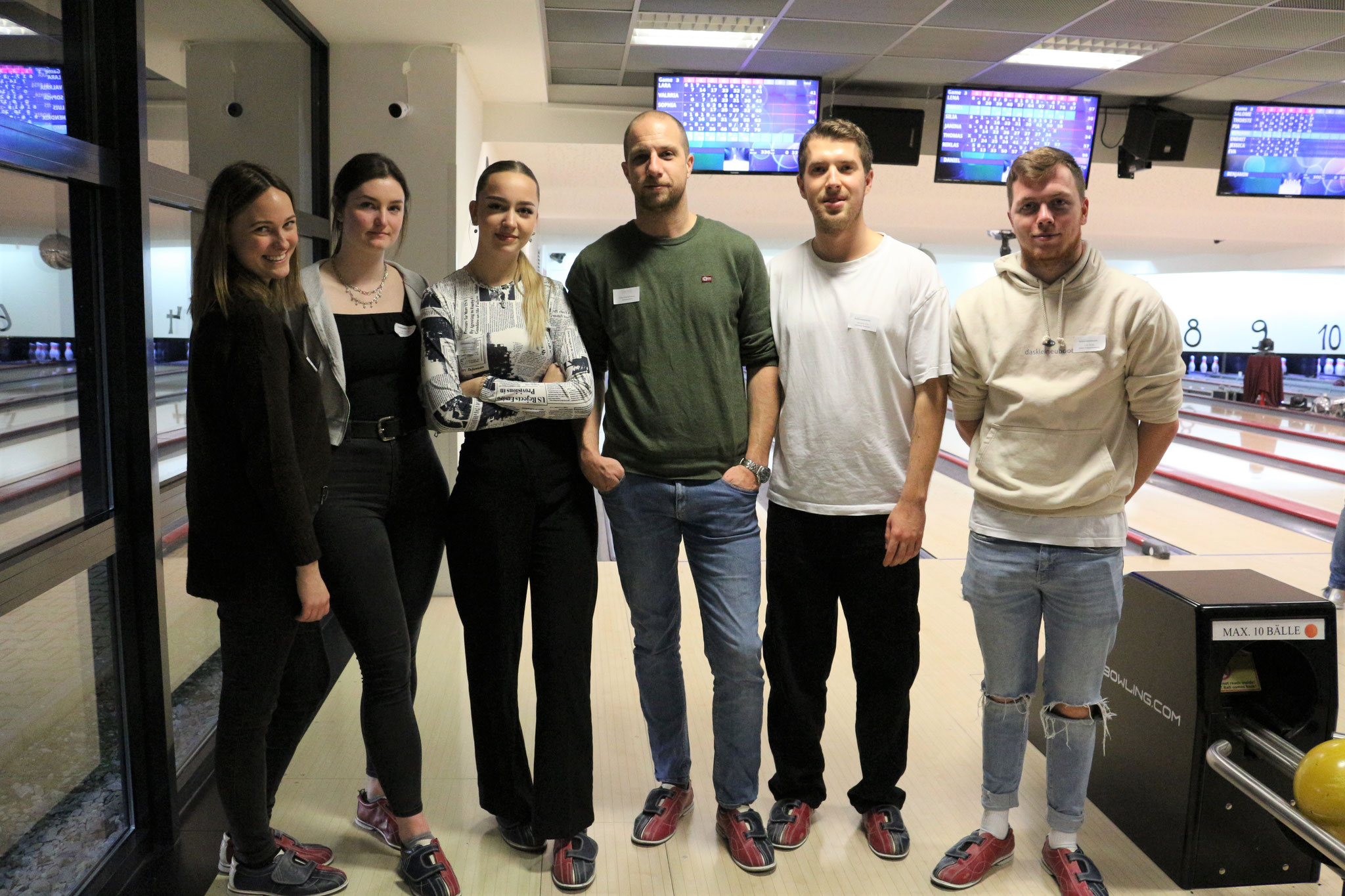 Sophia Kupferschmidt (von links), Lara Stengel, Valeria König, Timo Zimmermann (Standortpersonalleiter), Hendrik Erb und Luis Stolz
