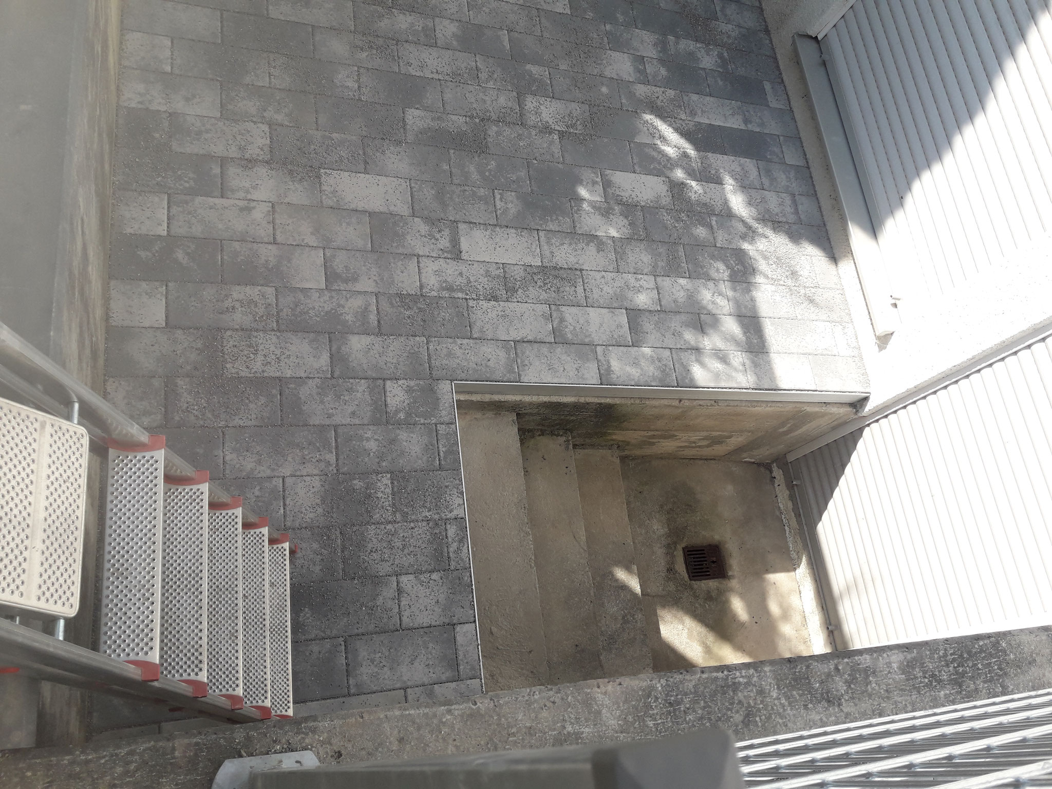 Terrasse mit Treppenabgang gepflastert