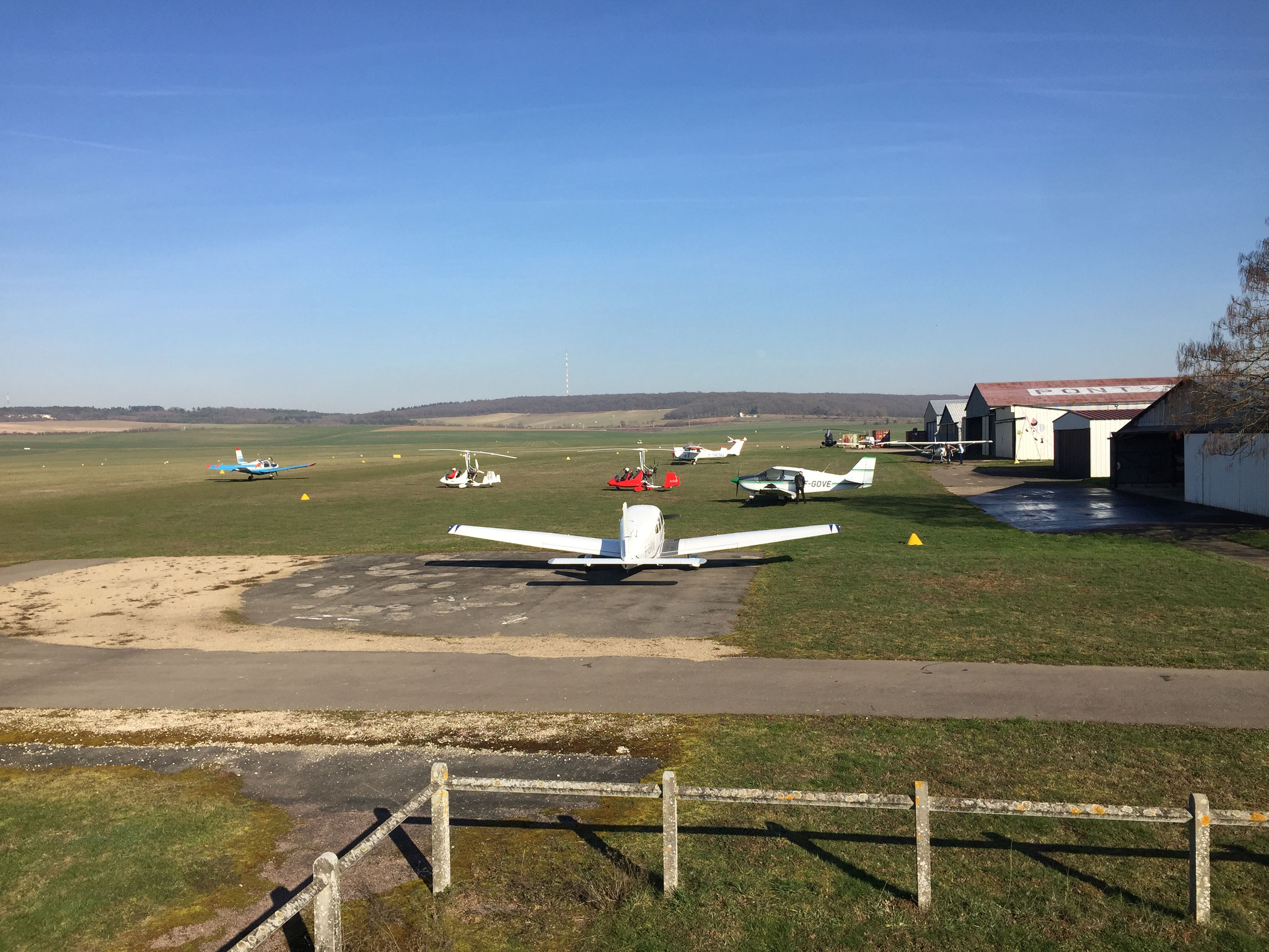 Aeroclub de Sens - Vue Est - Parking et hangars
