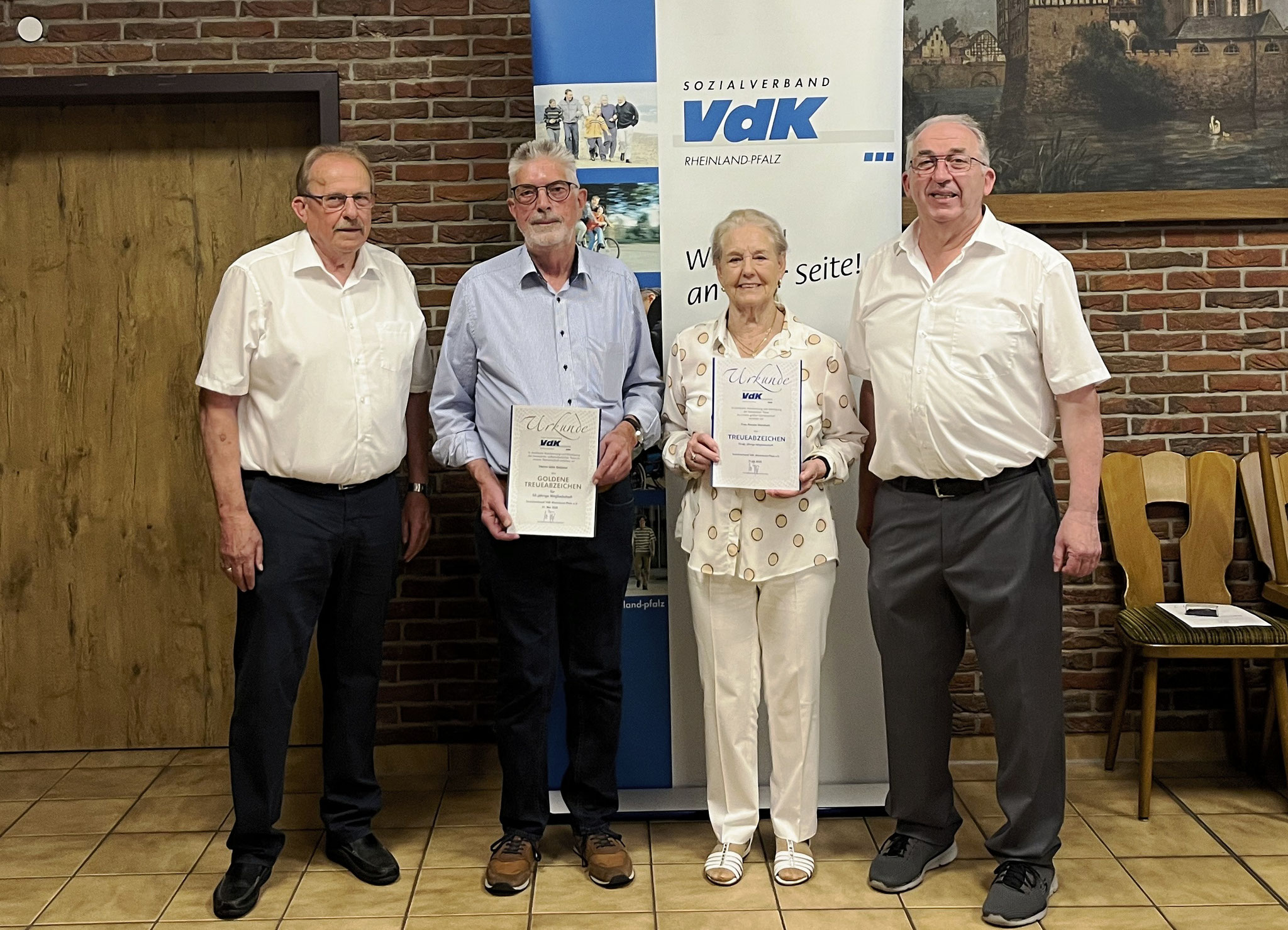 (v.l. nach rechts) : Stellvertretender Kreisvorsitzender Karl Erich Klöckner, Udo Geimer (50 Jahre Mitglied), Renate Steinkuhl (40 Jahre Mitglied), Ortsverbandsvorsitzender Friedhelm Schwinn
