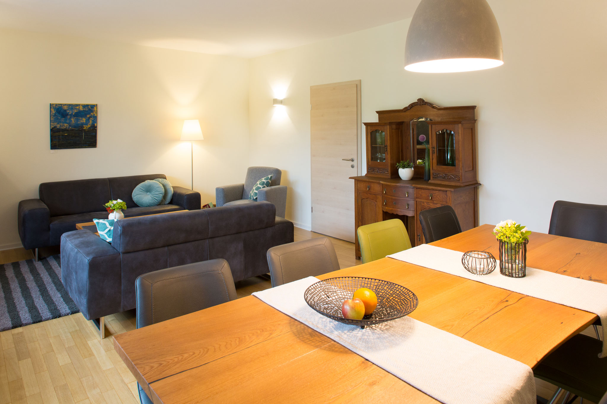 Wohnzimmer mit Esstisch für zehn Personen