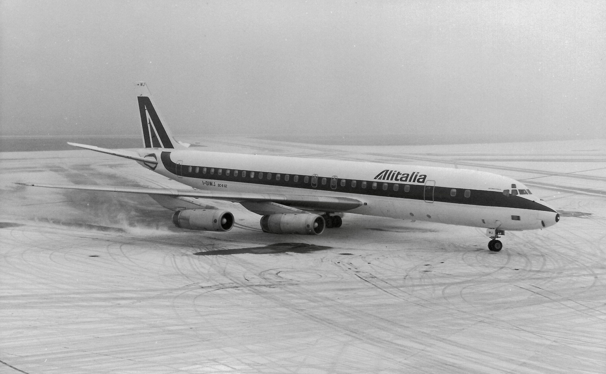 I-DIWJ Douglas DC-8-62 45986 379 JT3D-3B s3  Alitalia 1968 © collezione Maurizio Noè p.g.c. - Piti Spotter Club Verona