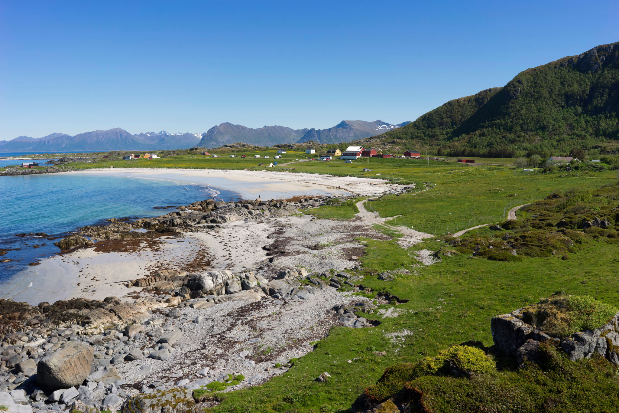 Bikepacking Norwegen - Küste der Lofoten mit Strand Bergen und Meer Norwegen ideale Region für Bikepacking Touren