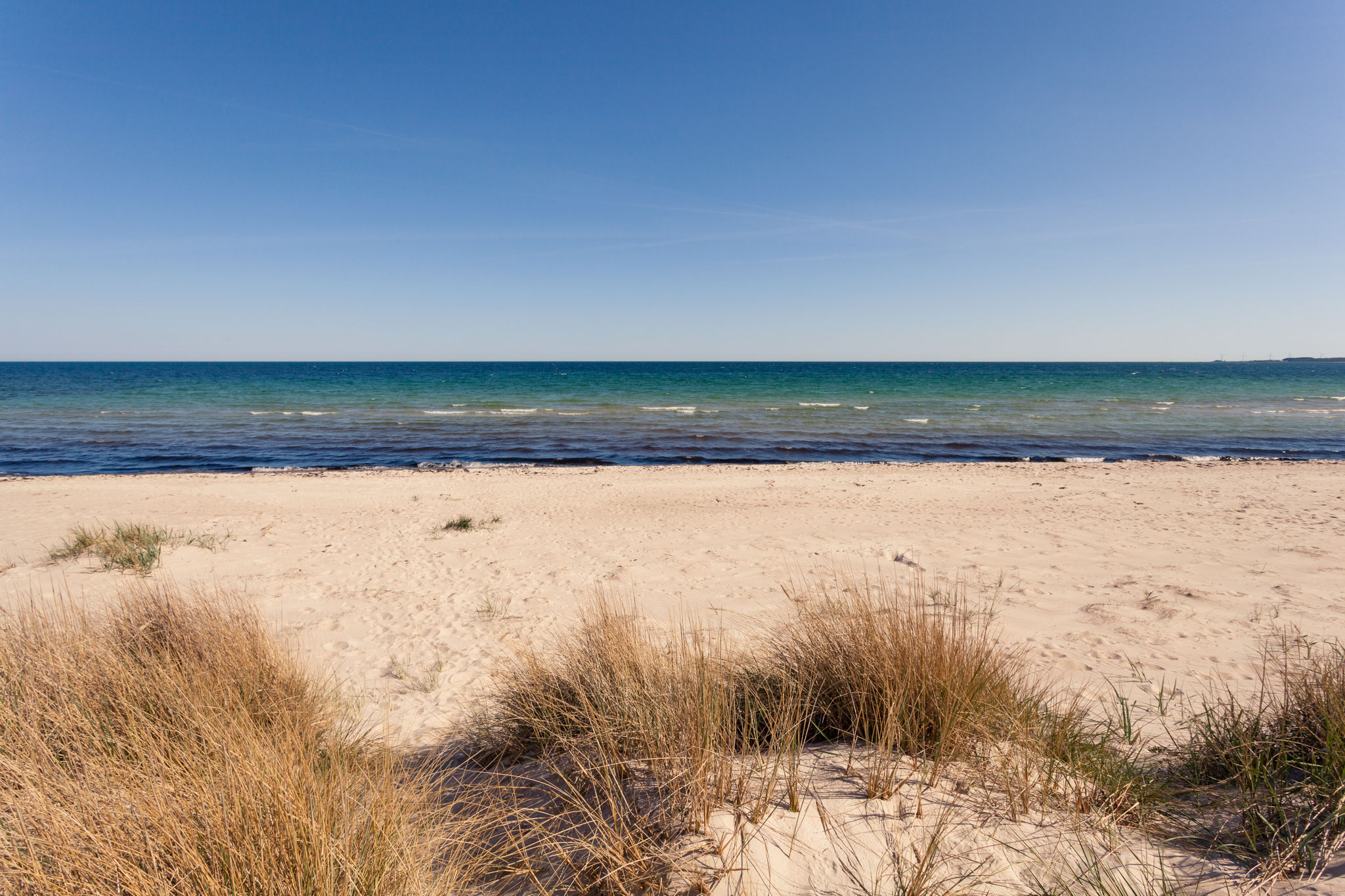 Bikepacking Schweden - Sandstrand an der Ostsee in Schweden – Küstenetappe einer mehrtägigen Gravel- und Bikepackingreise.