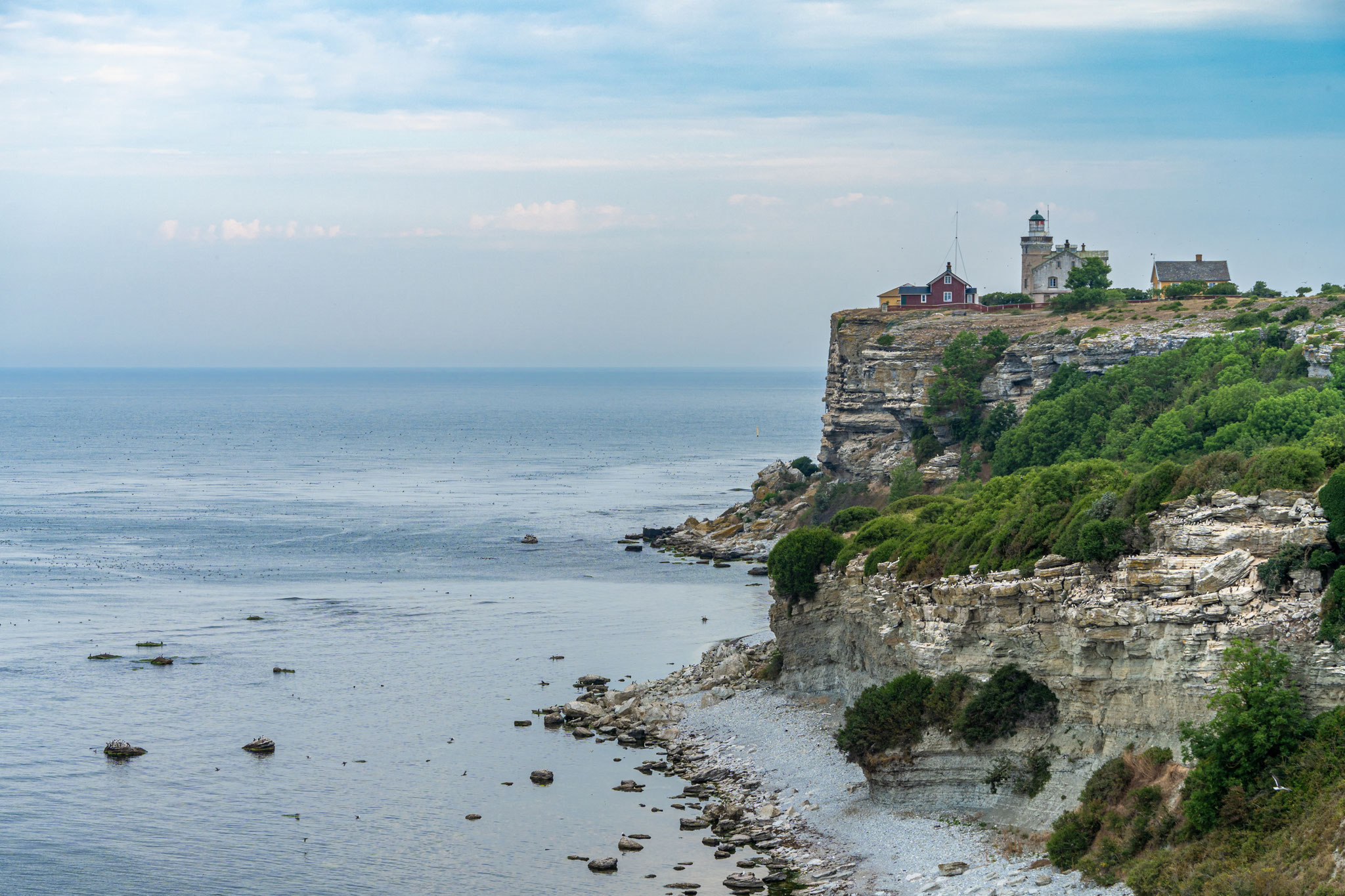 Bikepacking Schweden - Steilküste auf Gotland mit Leuchtturm über der Ostsee – Highlight einer geführten Bikepackingreise von Stockholm nach Trondheim.