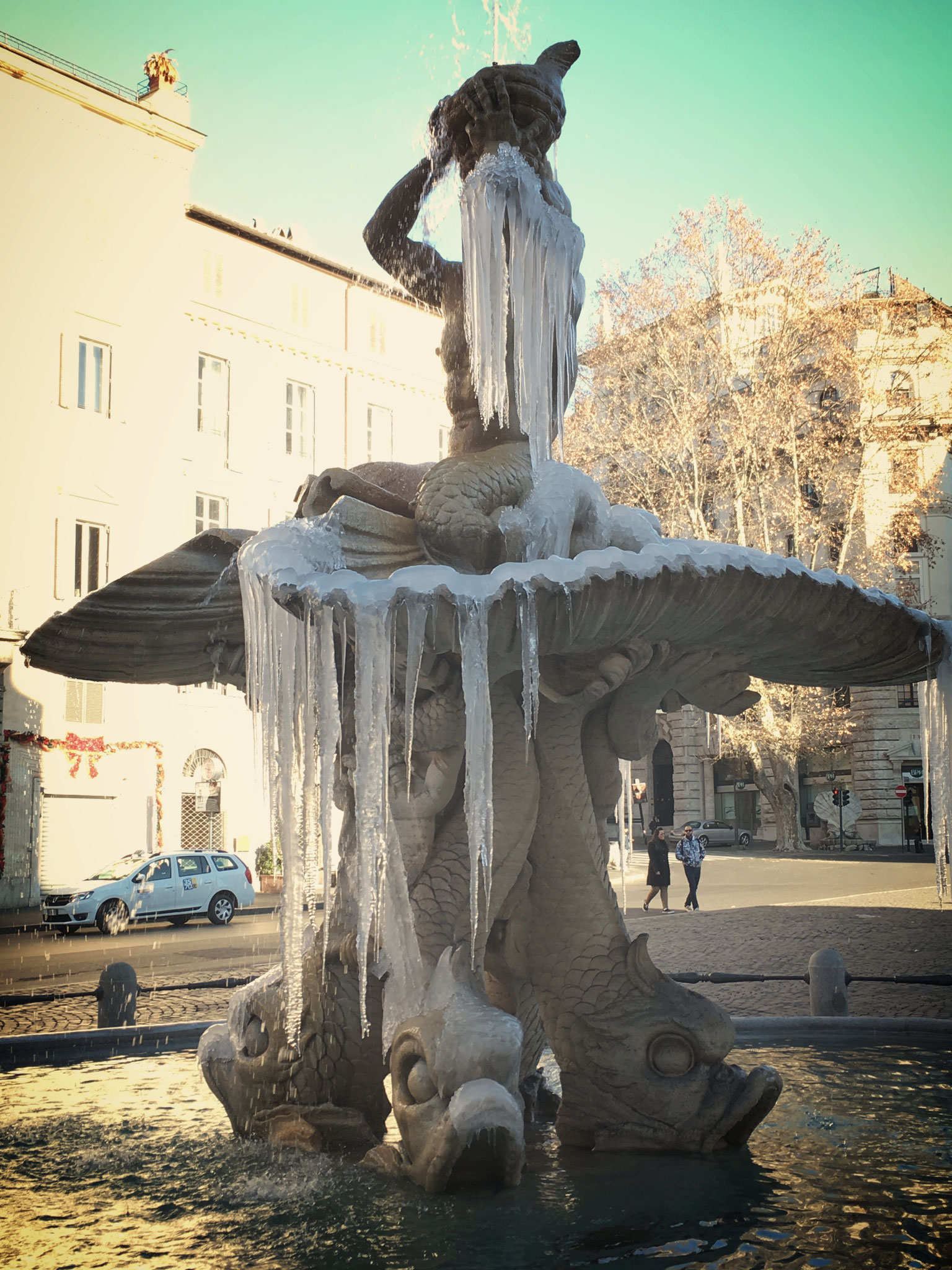 Ein seltener Anblick: Der Tritonen-Brunnen auf der Piazza Barberini als Eisskulptur. 