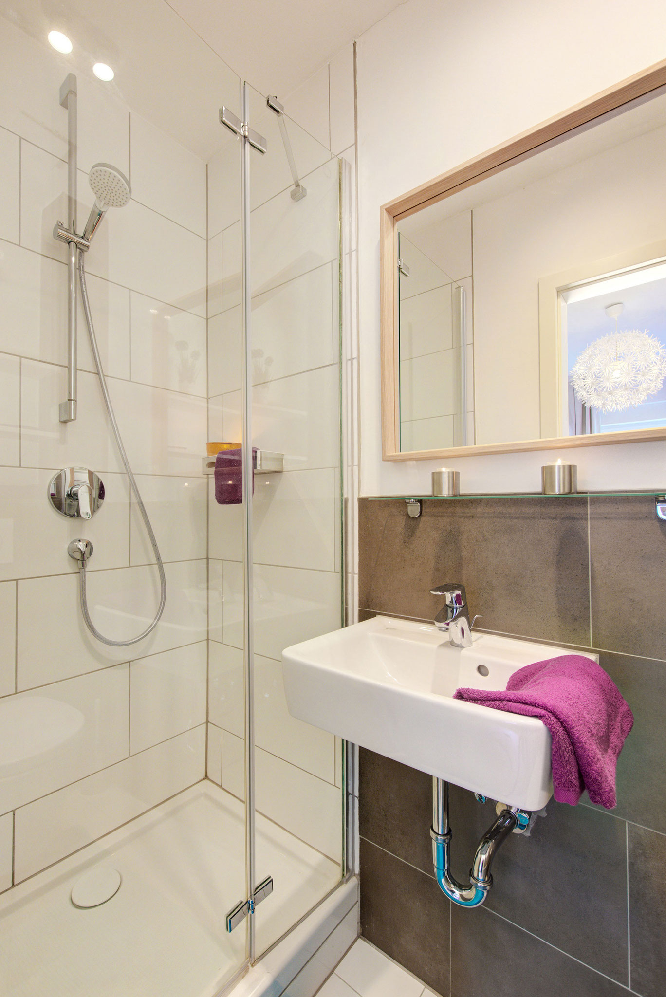 apartment fotografin badezimmer mit dusche und waschbecken