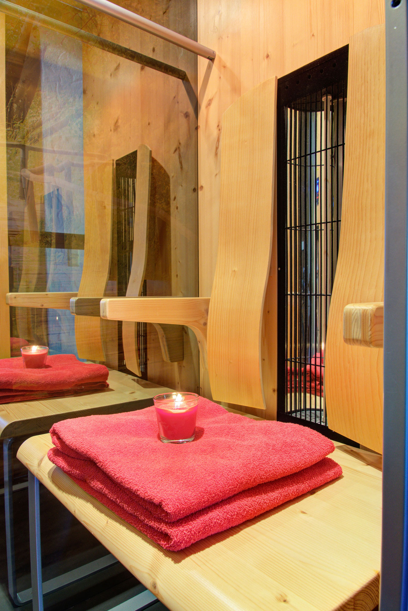 ferienhof foto infrarotsauna mit teelicht und rotes handtuch