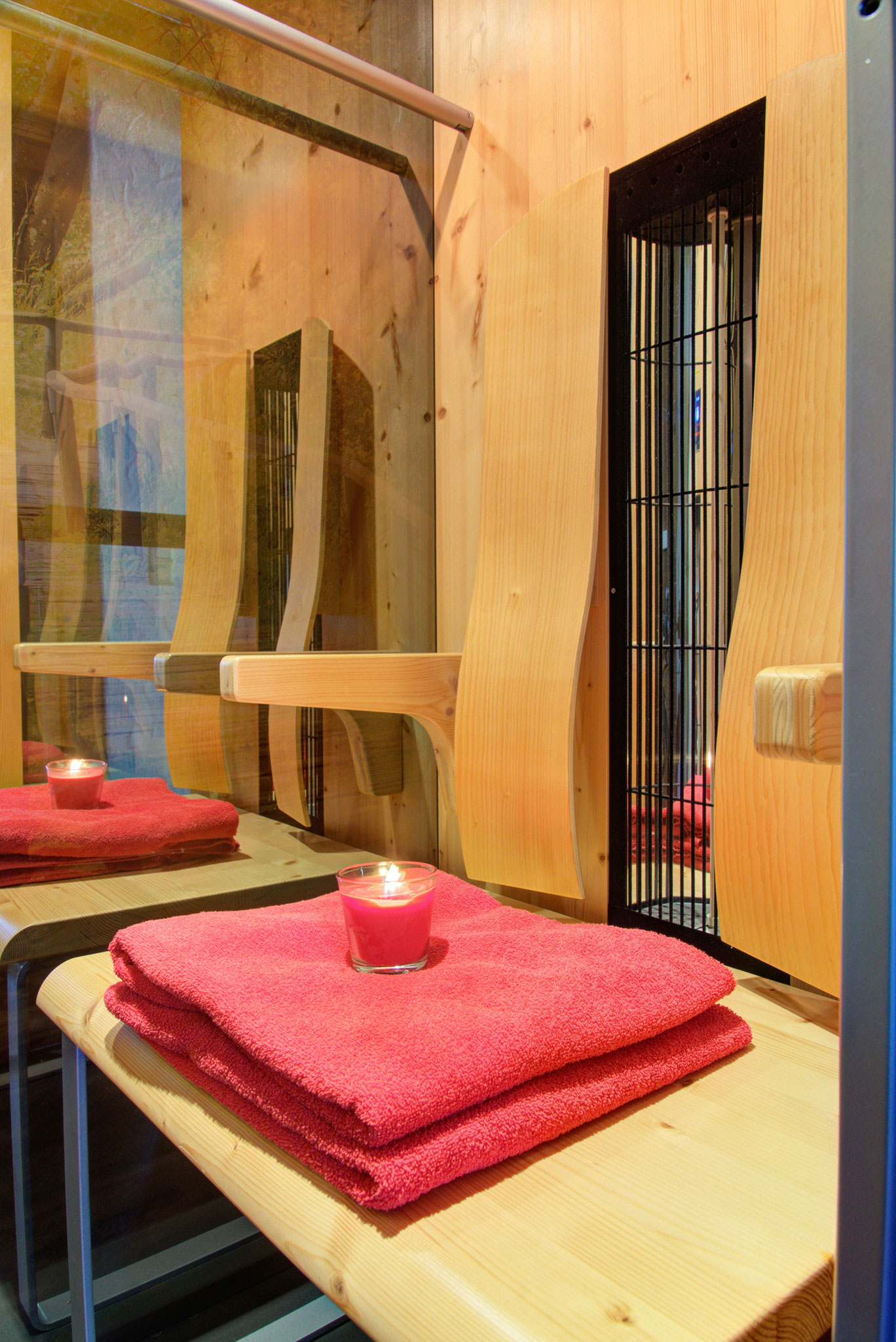 private infrarotsauna mit teelicht und roten handtüchern für zwei im ferienhaus