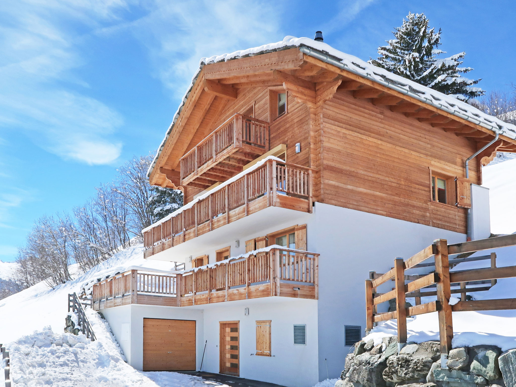 helles, gerades freundliches chalet in den Bergen nachher