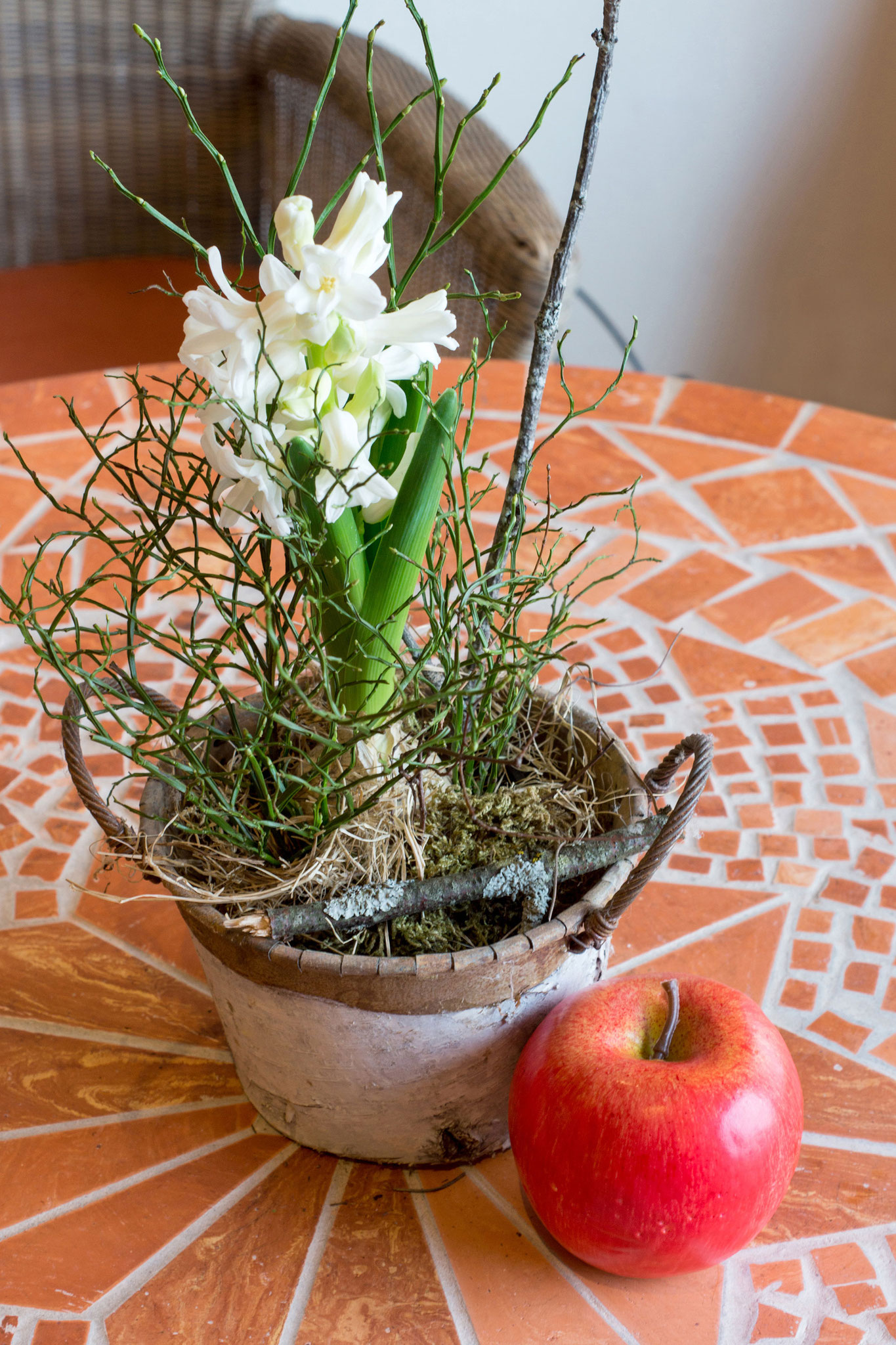 foto ferienwohnung tulpentopf mit apfel auf mosaiktisch