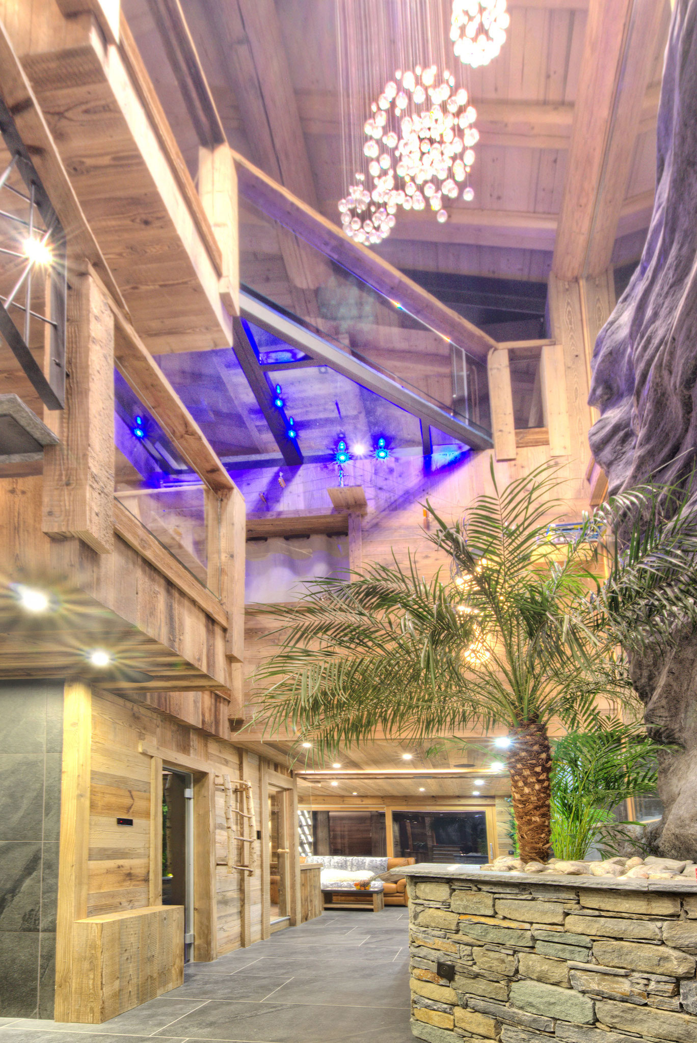 Ferienobjekt mit holztreppenhaus und Plamen in gelb violettem Licht
