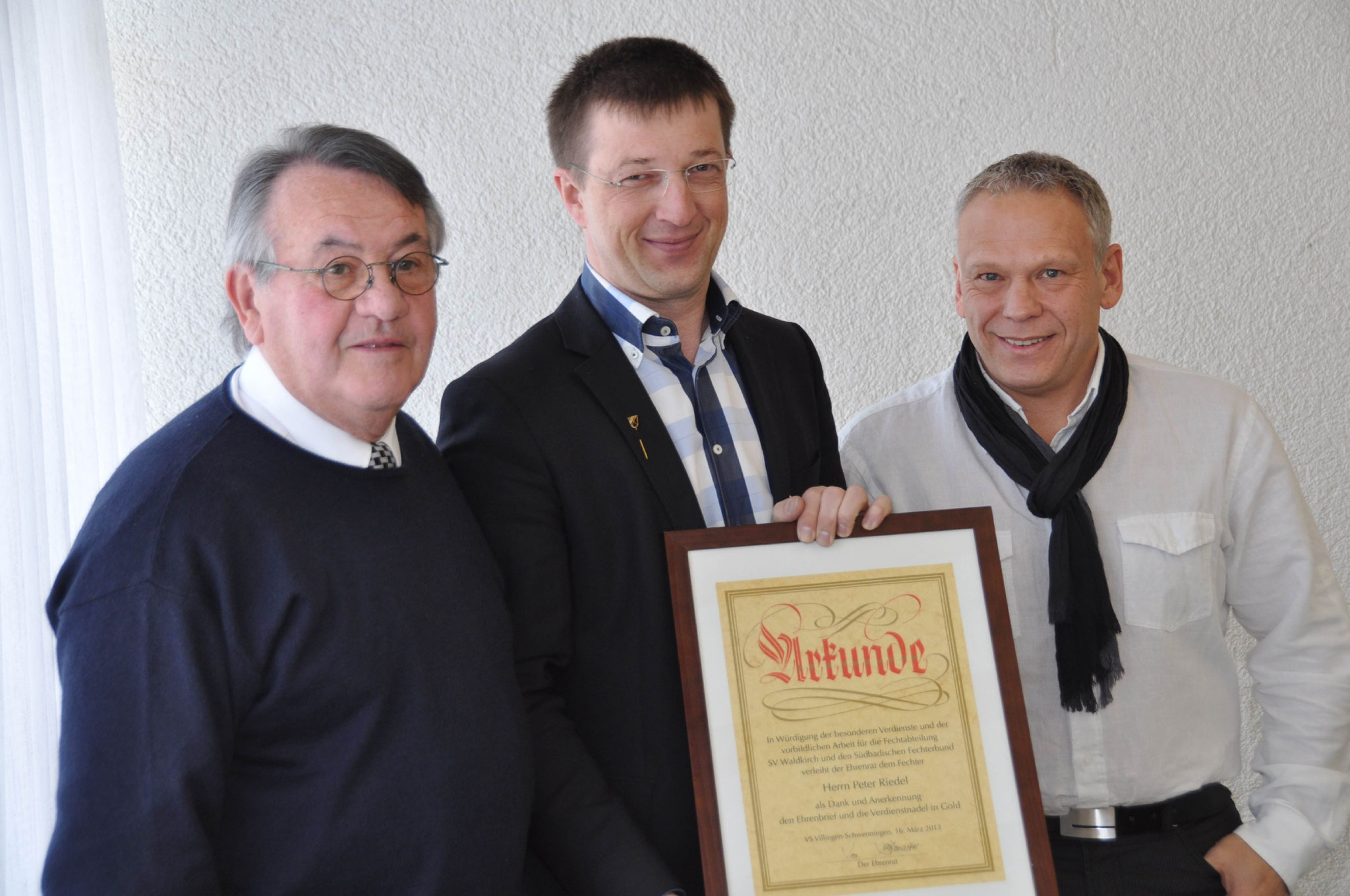 Fechtertag Ehrung Sportwart Dr.Peter Riedel, Bildmitte, erhält Verdienstmedaille in Gold, links M. Strittmatter u. rechts R. Göhringer