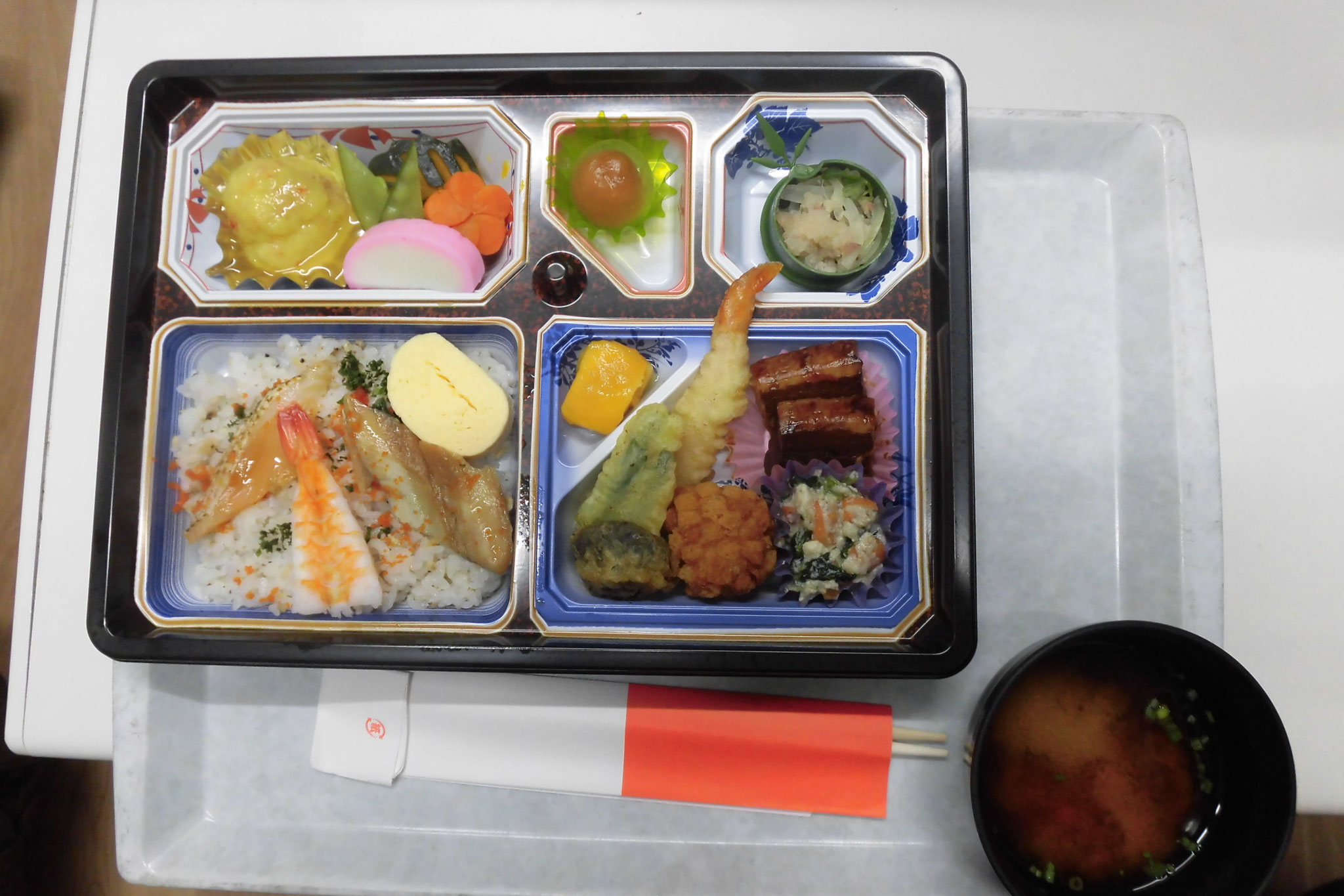 海鮮チラシがメインの弁当です。とても美味しかったです。