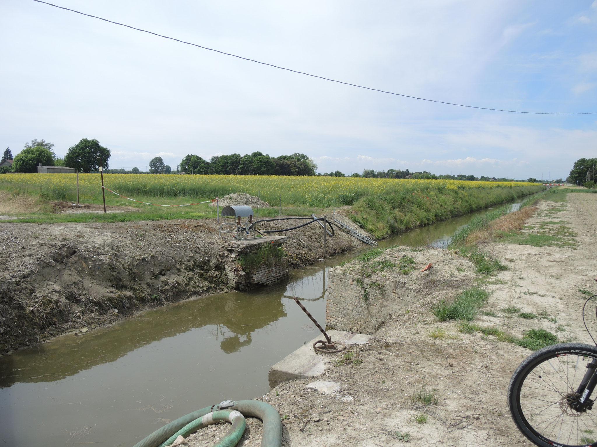 Resti del manufatto del ponte della ferrovia a scartamento ridotto dell'Eridania, per il trasporto delle barbabietole da zucchero in Via Canalazzo nei pressi di Sant'Antonio