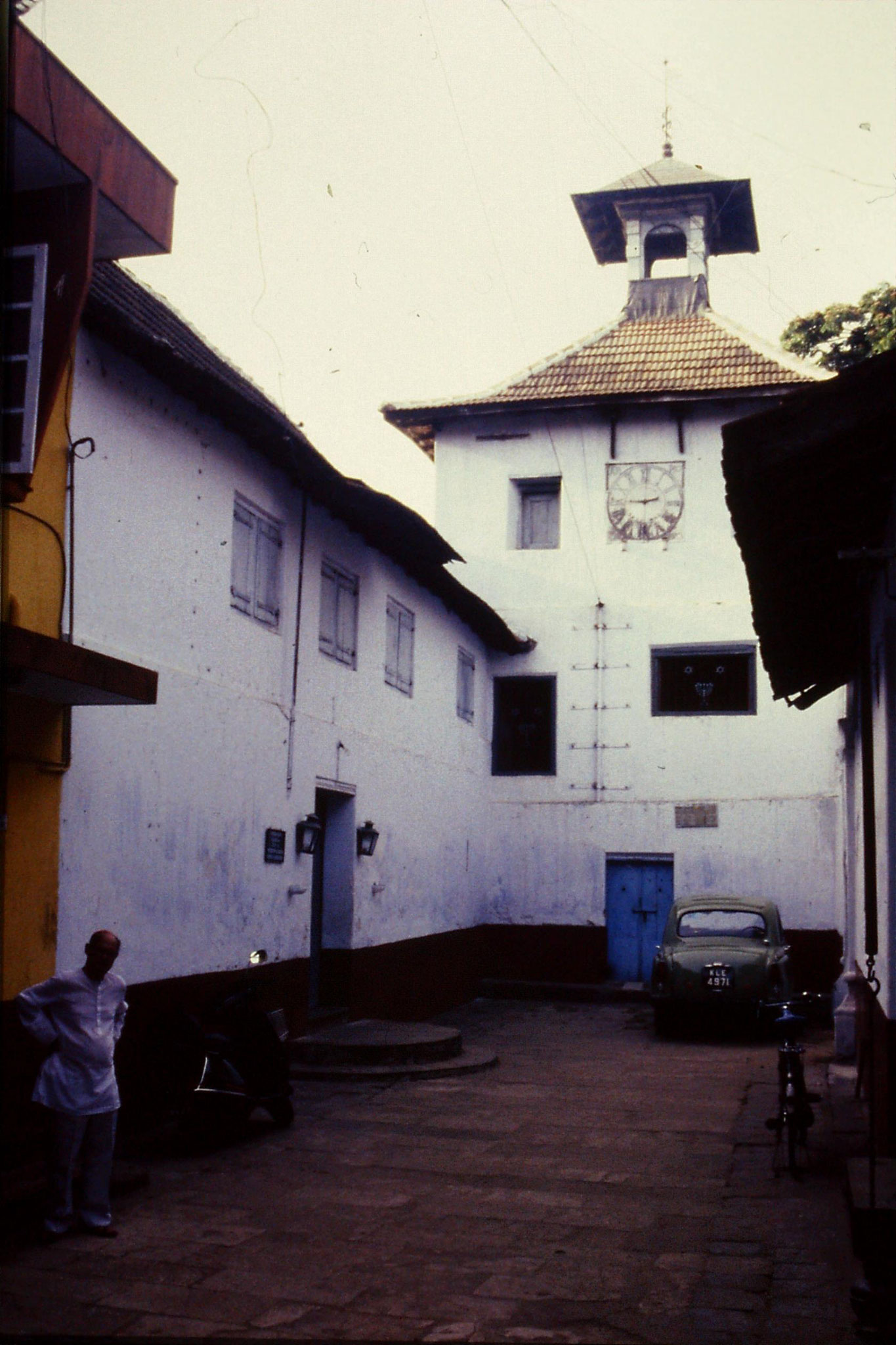 106/13: 24/2/1990  Cochin - synagogue at Jewtown