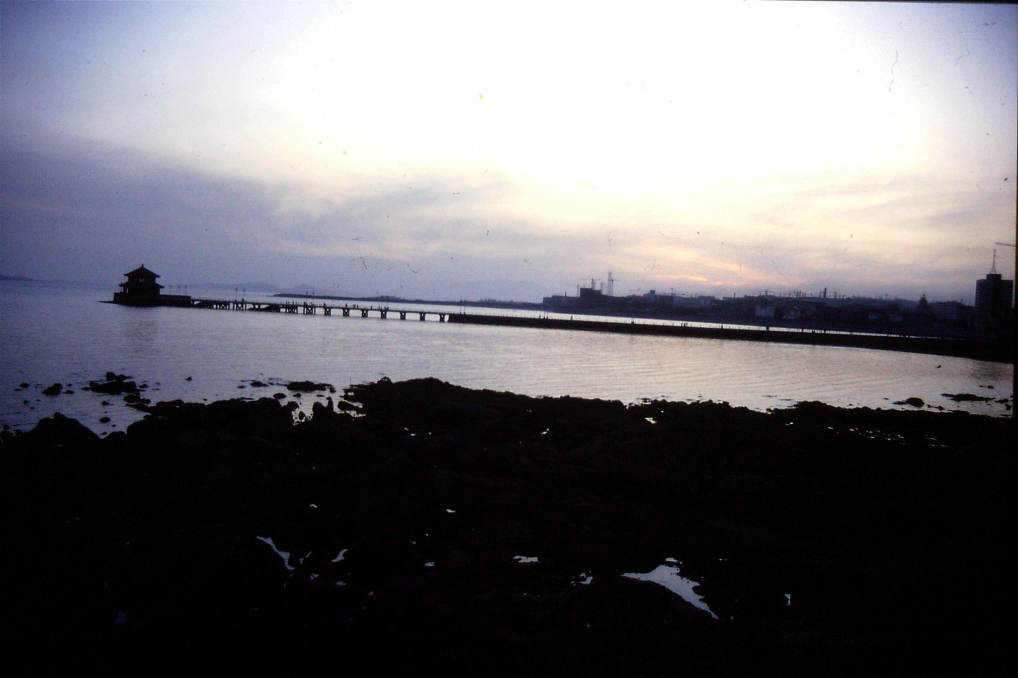 13/2/1989: 35: Qingdao sea front