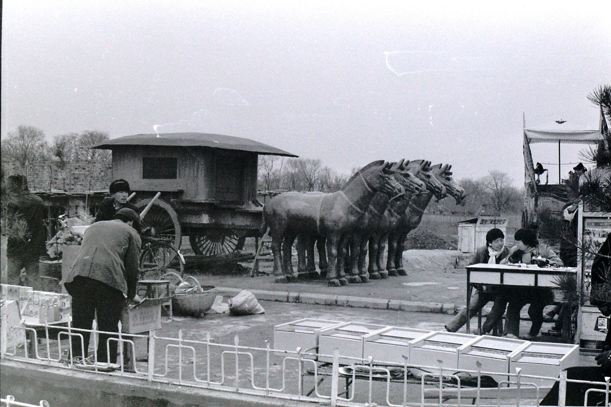 4/3/1989: 10: Xi'an chariots outside Terracotta museum